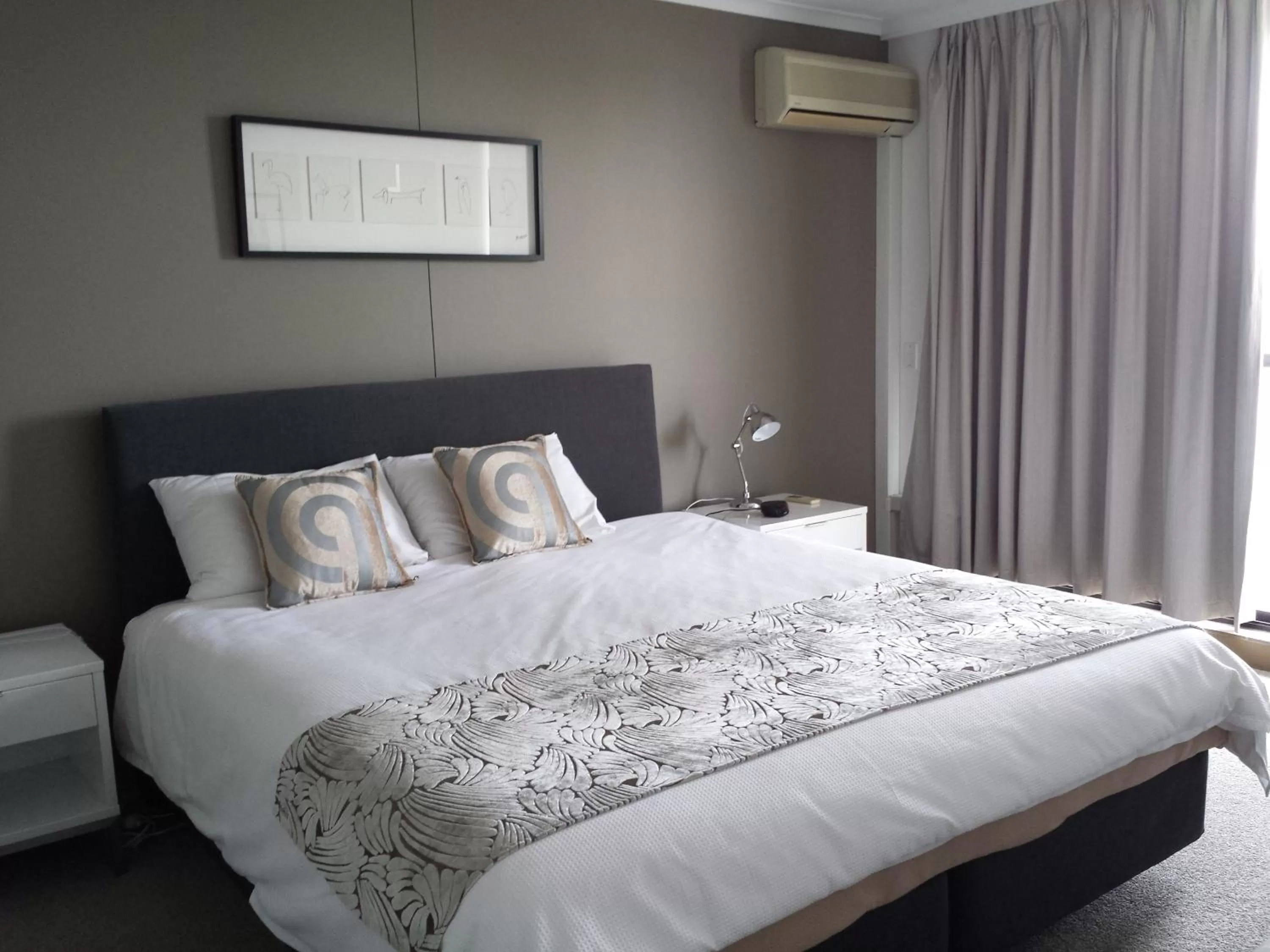 Bedroom, Bed in Kirribilli Apartments