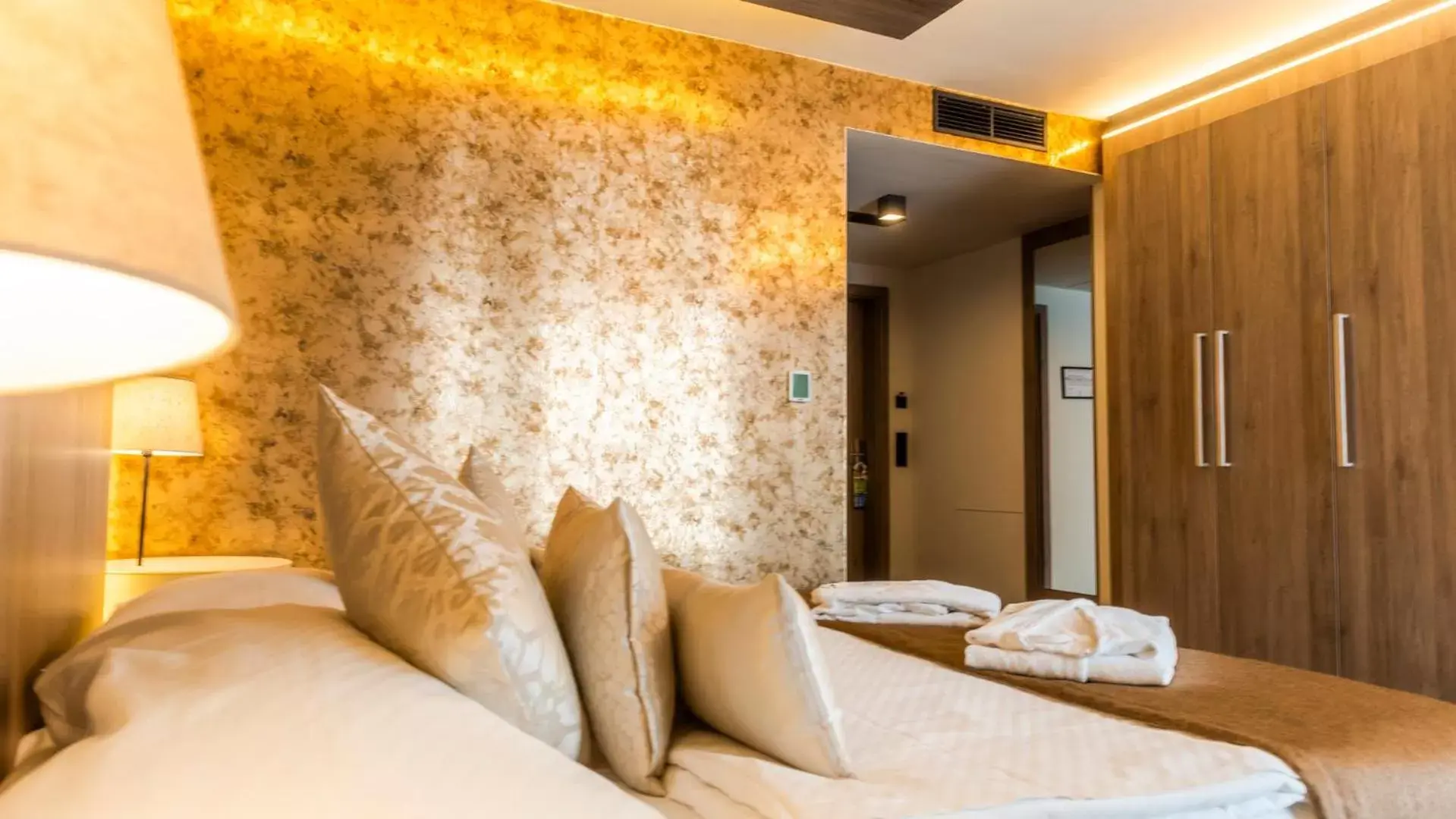 Bedroom, Bed in Hotel AquaCity Seasons