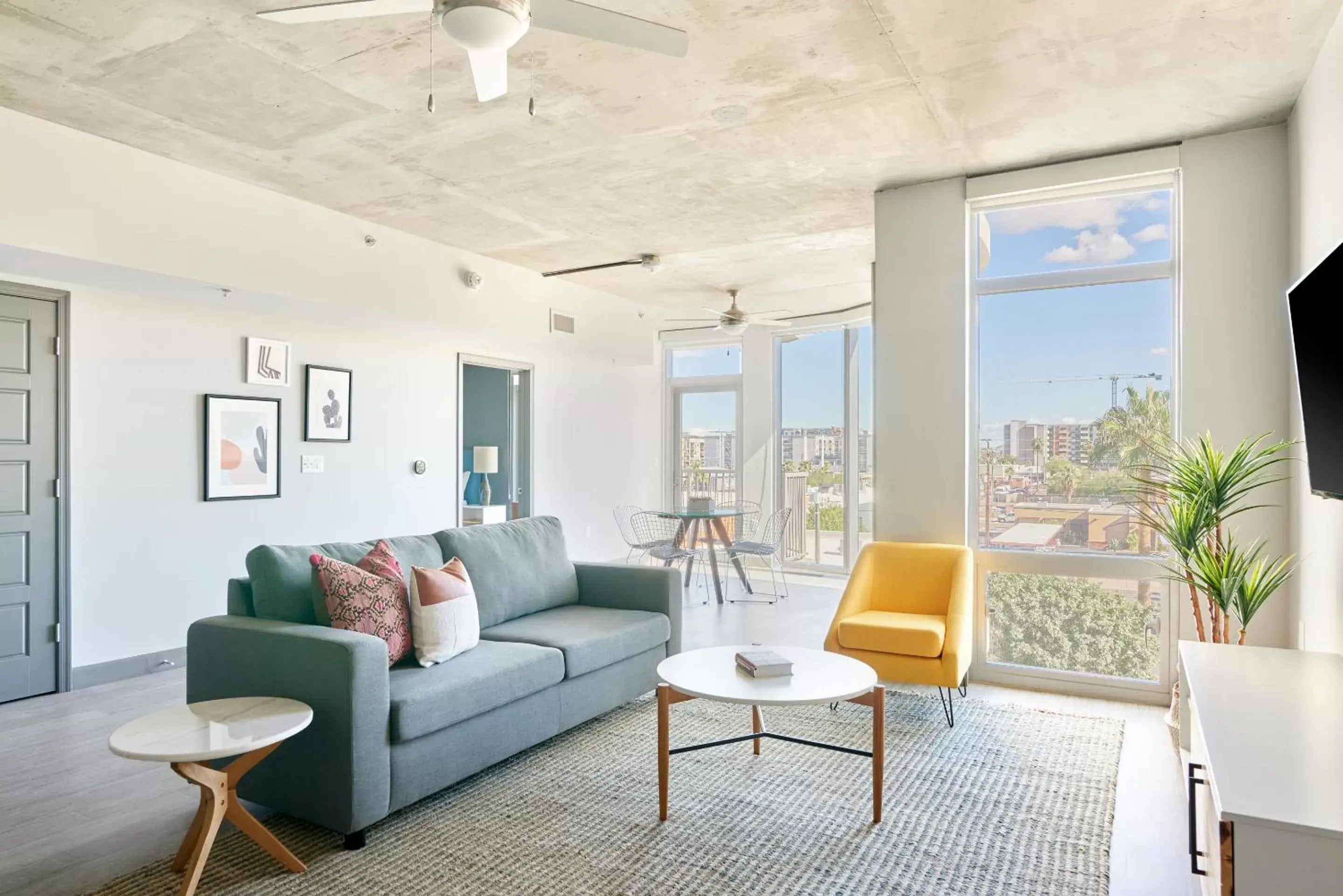 Living room, Seating Area in Sonder at McKinley