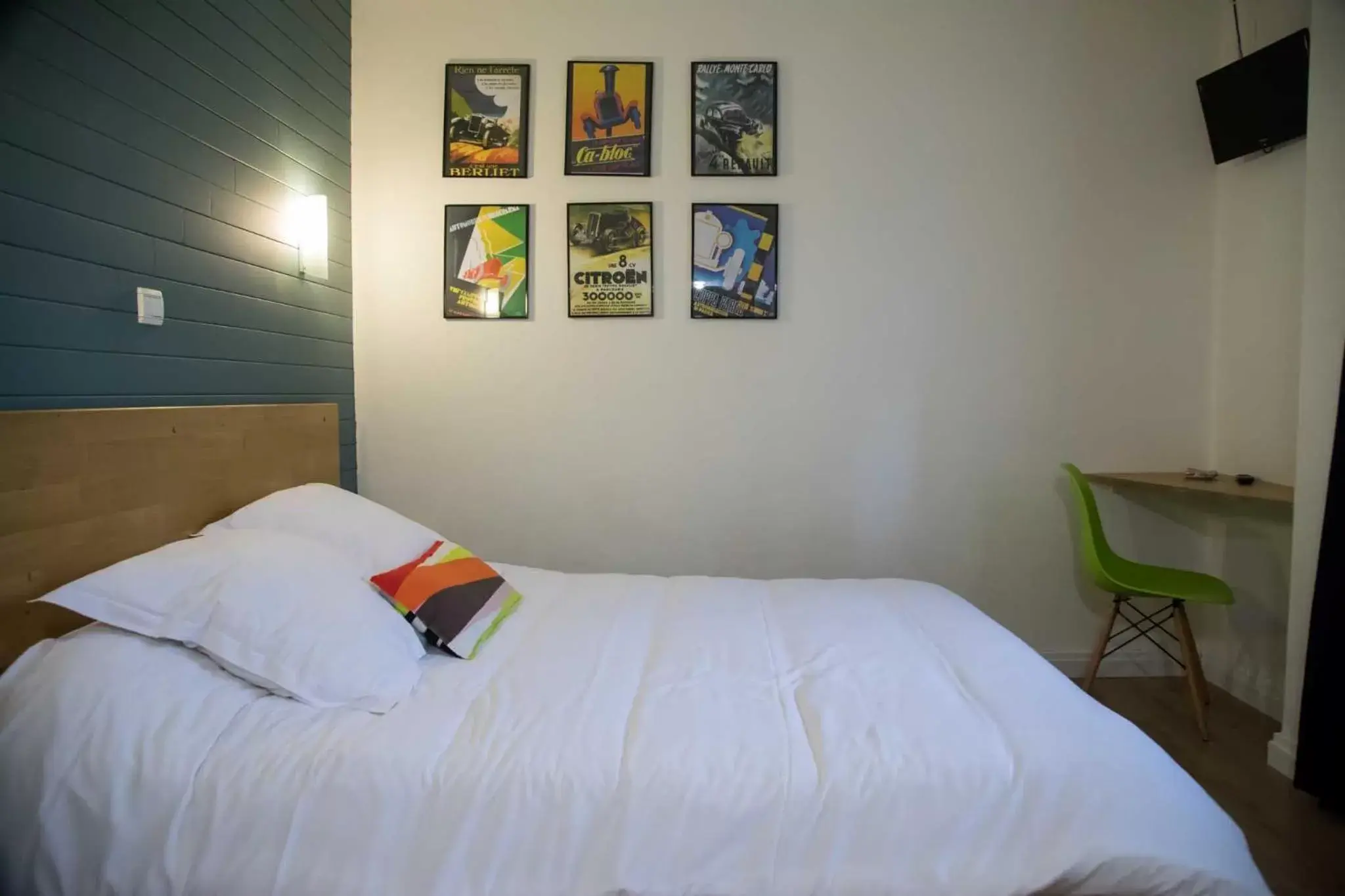 Bedroom, Bed in Hôtel Les Hauts de Meursault