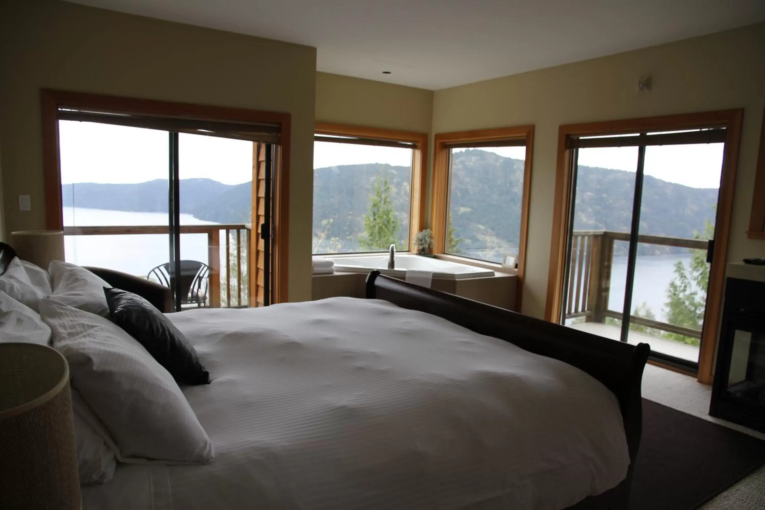 Bed, Sea View in Moon Water Lodge
