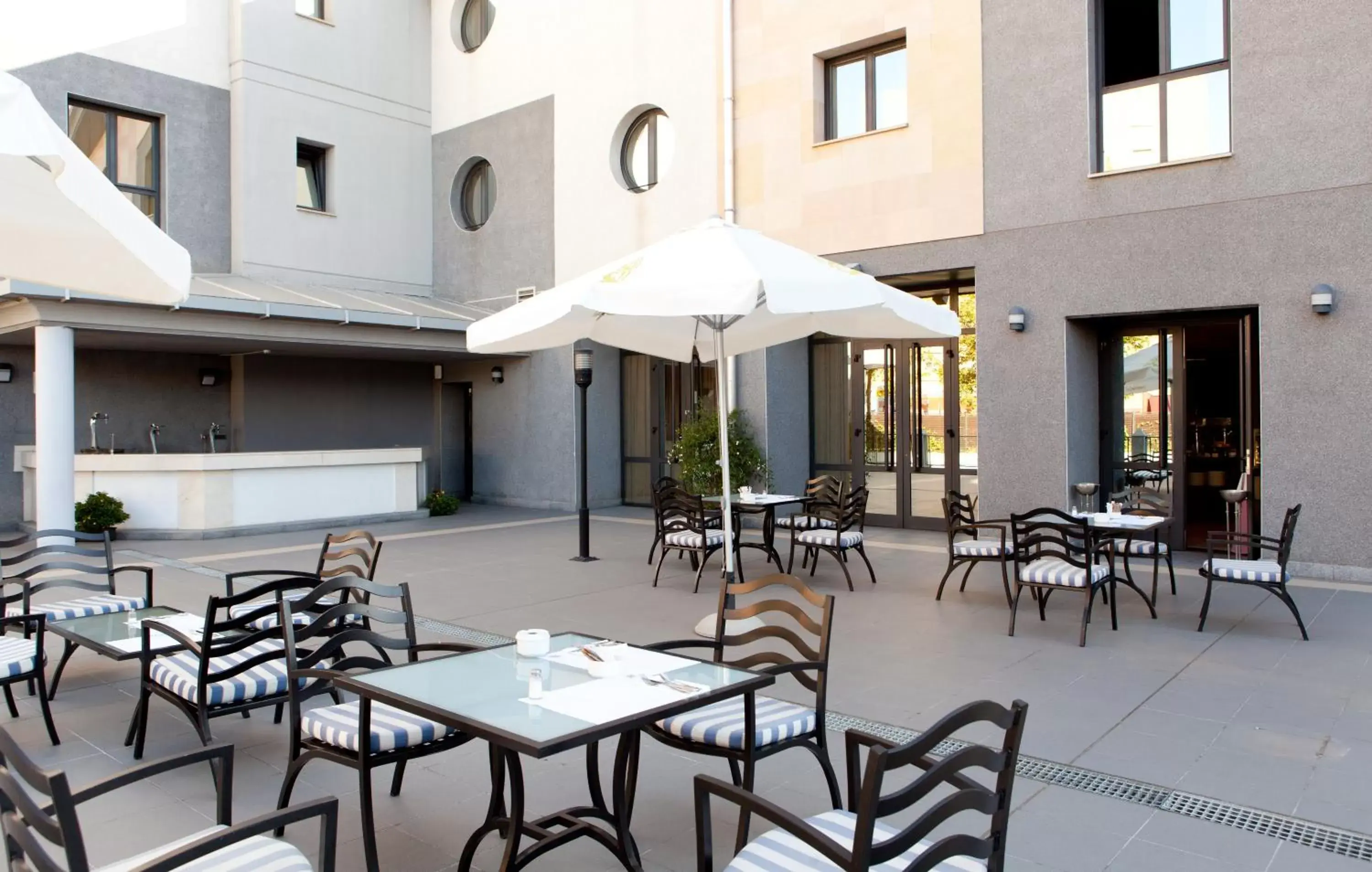 Balcony/Terrace, Restaurant/Places to Eat in Hotel Badajoz Center