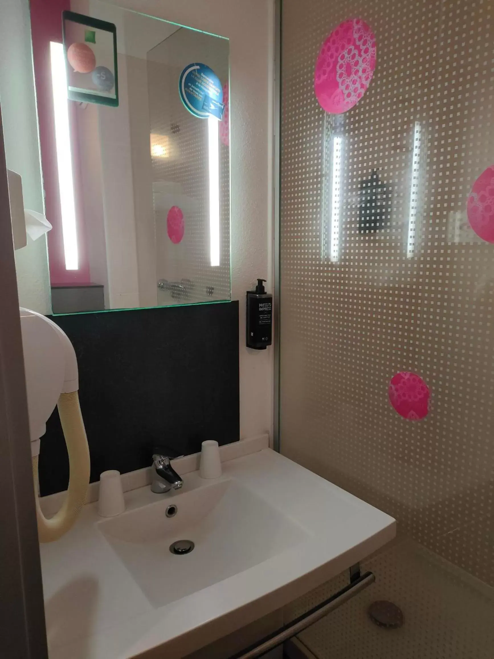 Shower, Bathroom in ibis Styles Bethune Bruay la Buissière
