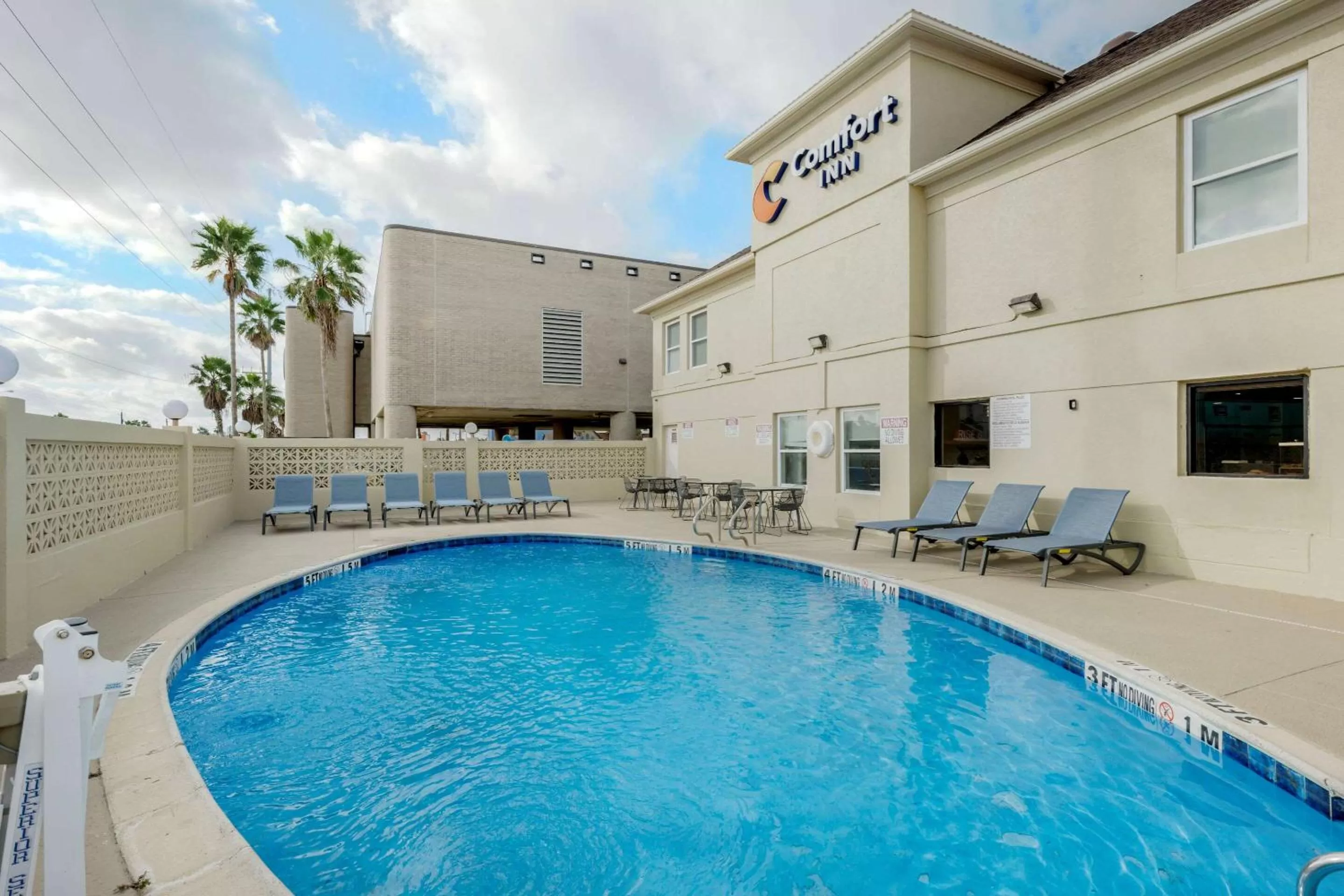 Swimming pool in Comfort Inn