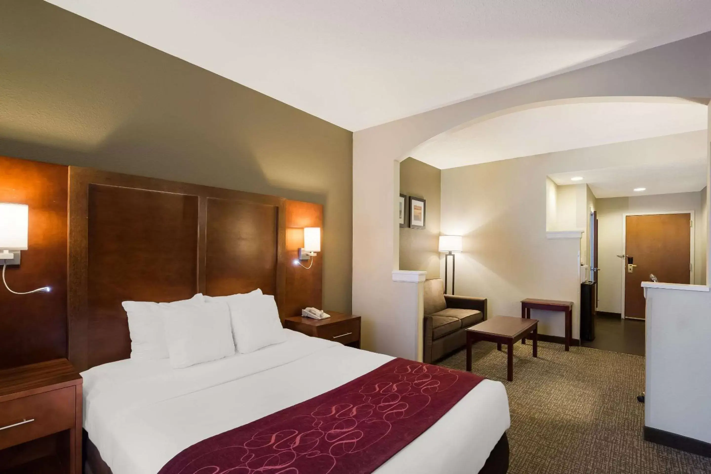 Bedroom, Bed in Comfort Suites Near University Bedroom, Bed in Comfort Suites Near University