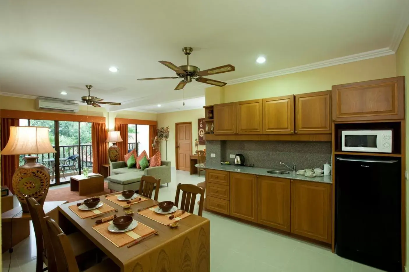 Dining area, Kitchen/Kitchenette in Baan Souy Resort