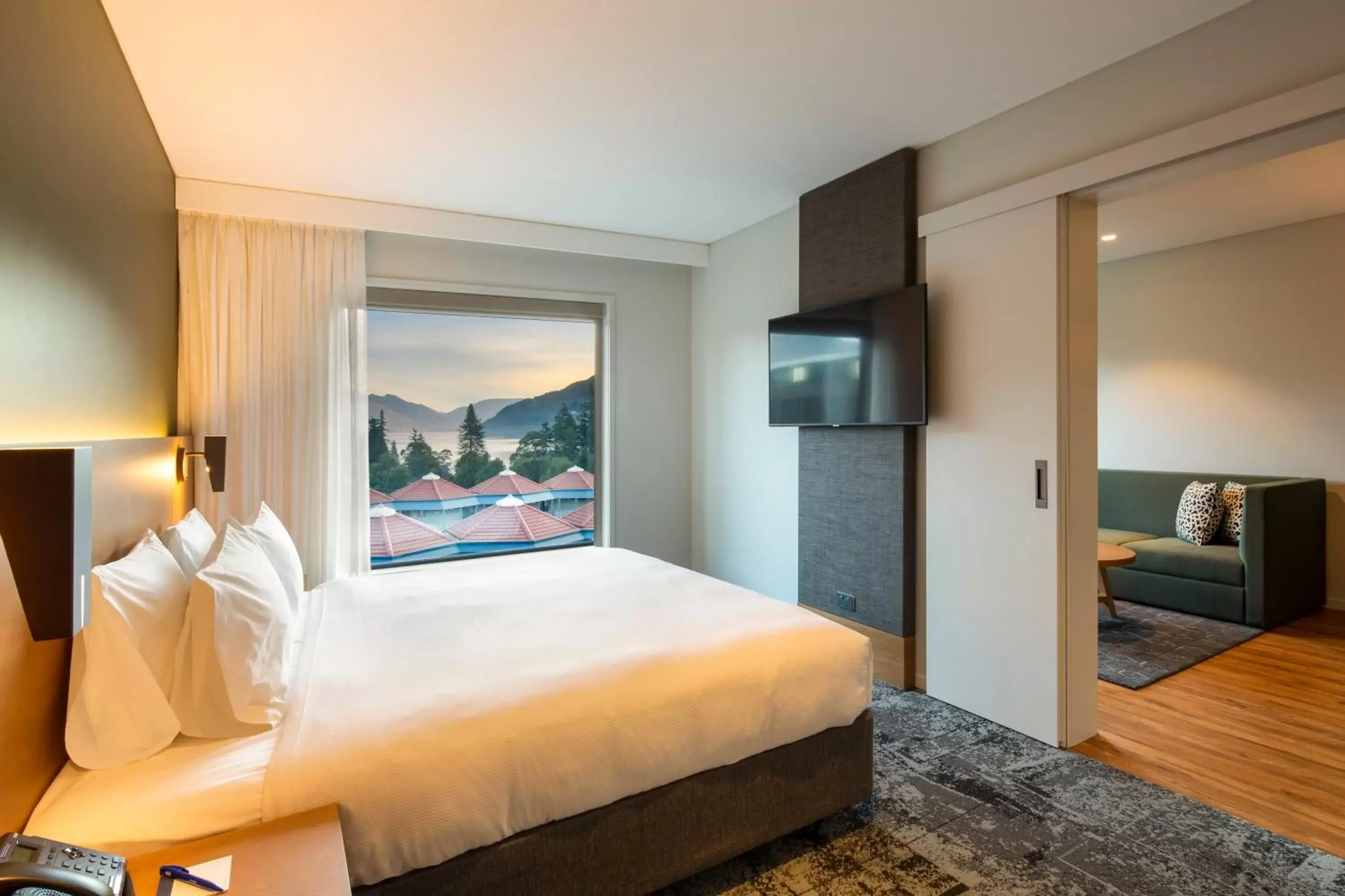 Photo of the whole room, Bed in Holiday Inn Express & Suites Queenstown, an IHG Hotel