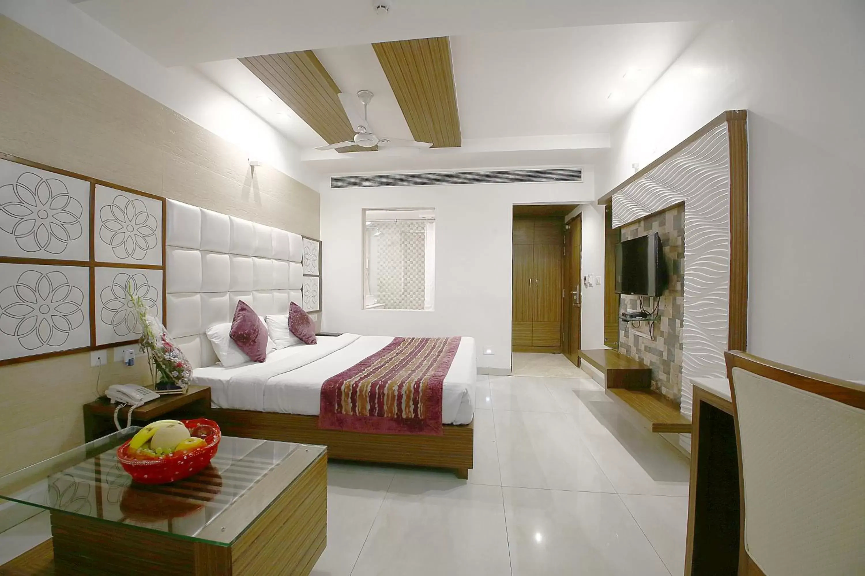 Photo of the whole room, Bed in Hotel Emerald Photo of the whole room, Bed in Hotel Emerald