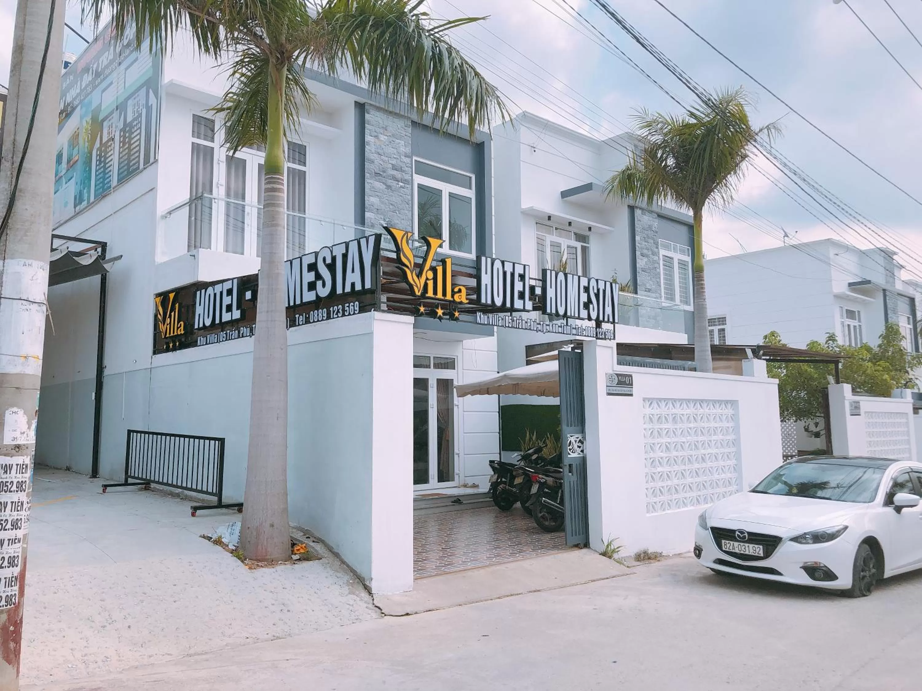 Facade/entrance in D'Villa Hotel - Homestay