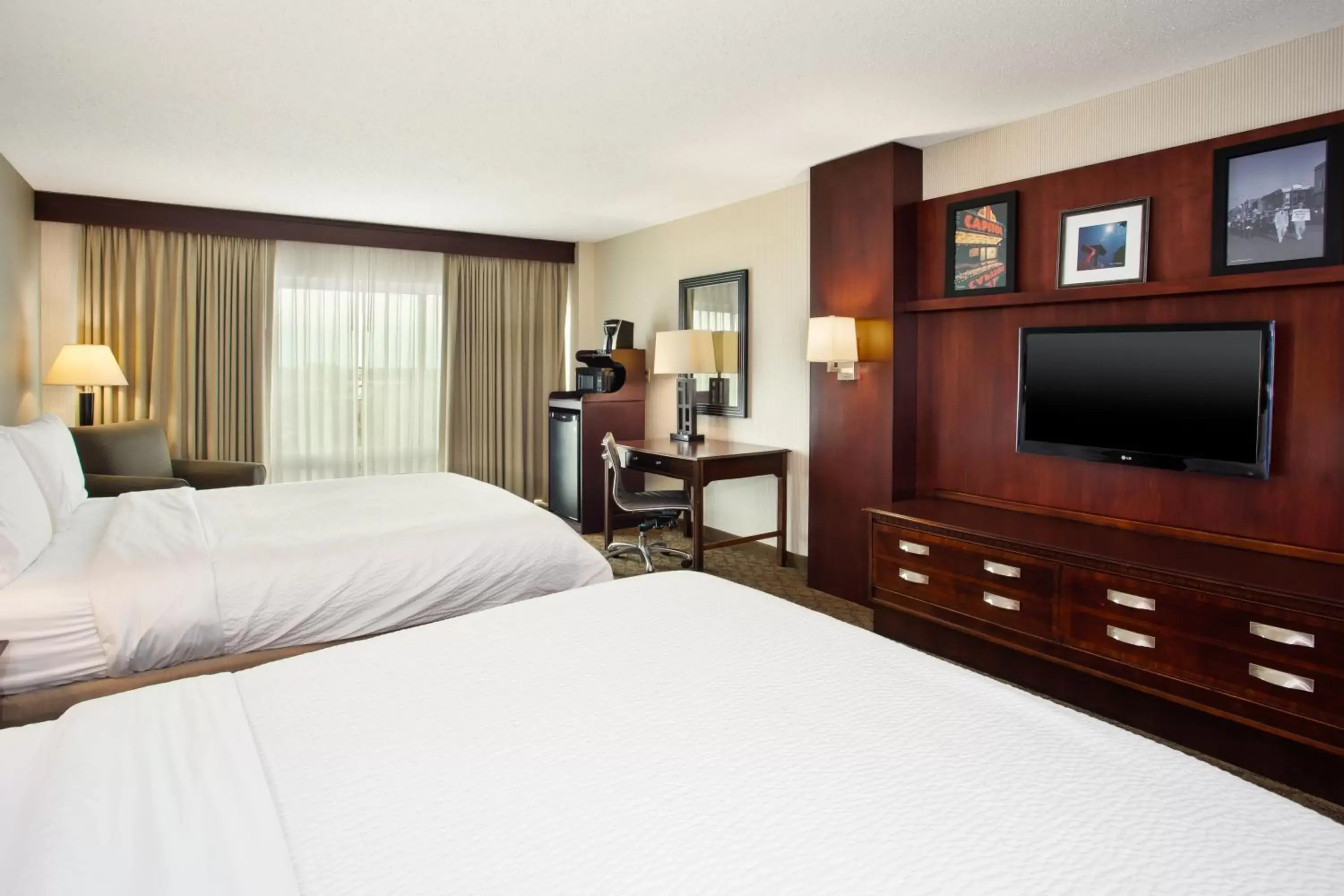 Bed in Holiday Inn University Plaza-Bowling Green, an IHG Hotel