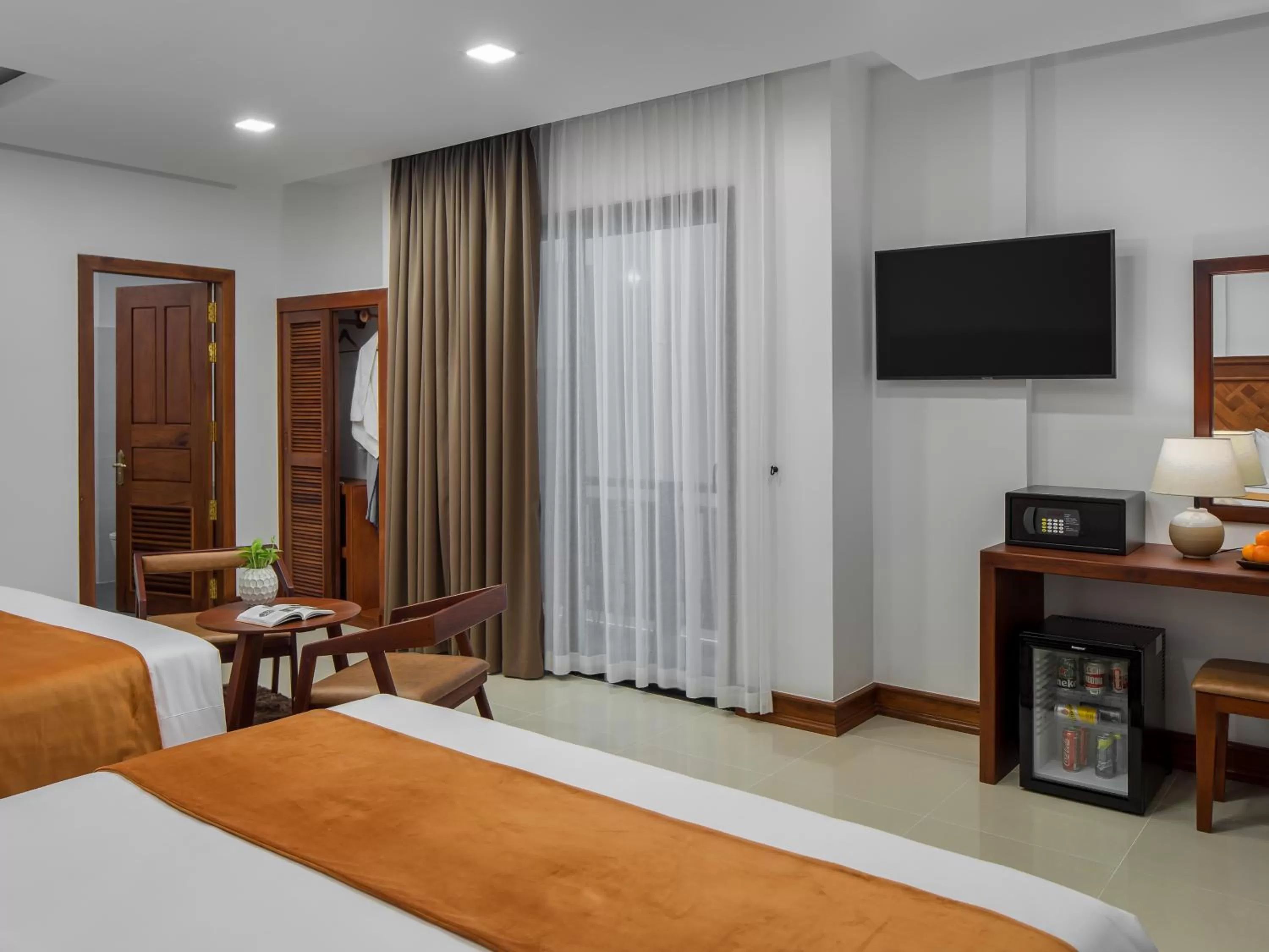 Bedroom, TV/Entertainment Center in Homewood Hotel