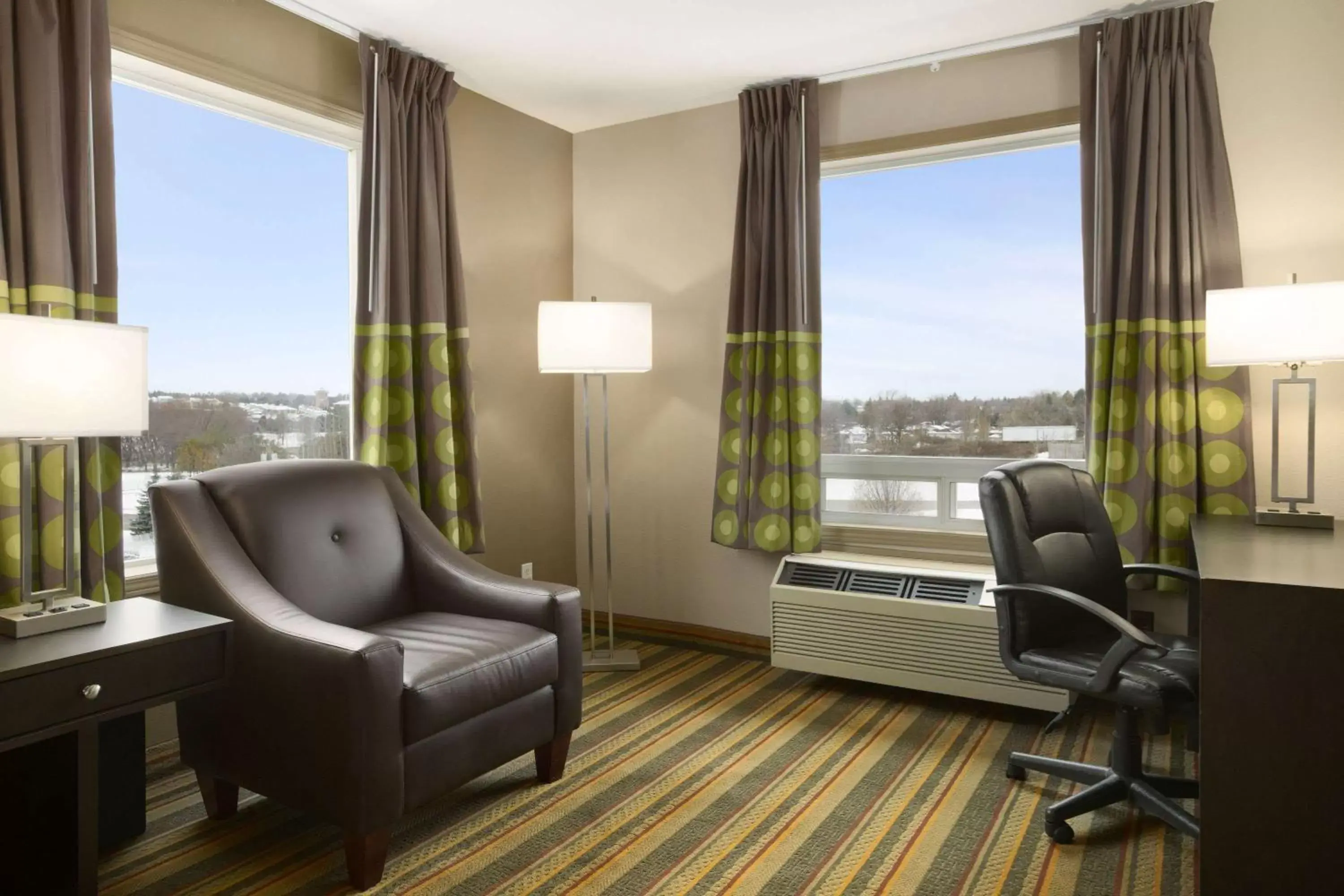 Photo of the whole room, Seating Area in Days Inn by Wyndham Woodstock