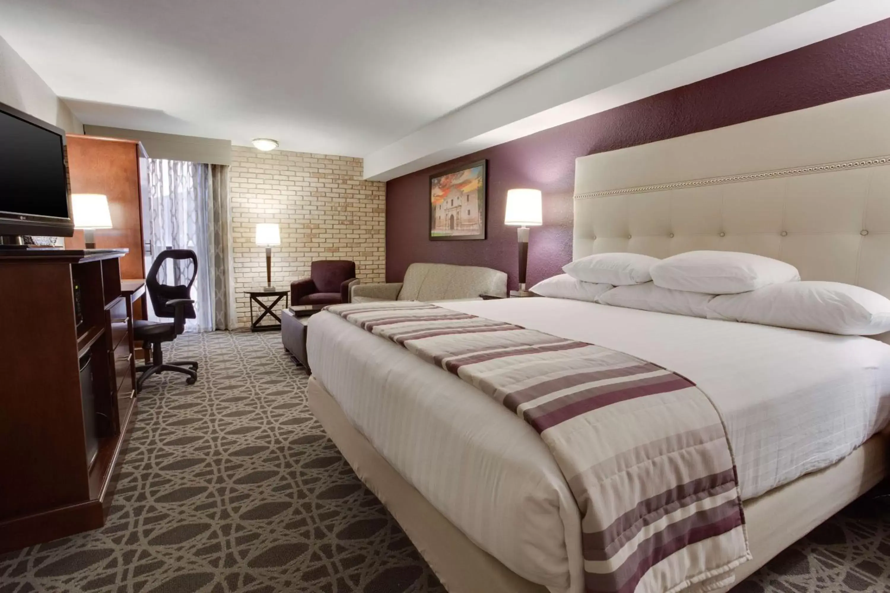 Photo of the whole room, Bed in Drury Plaza Hotel San Antonio Airport