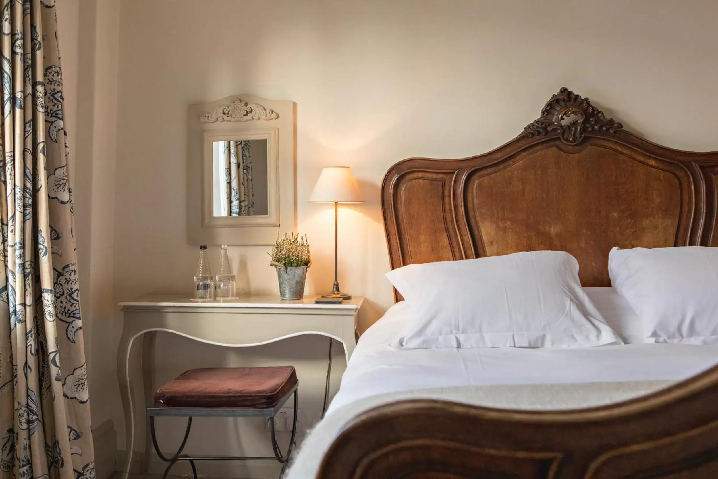 Bed in The White Swan Inn Bed in The White Swan Inn