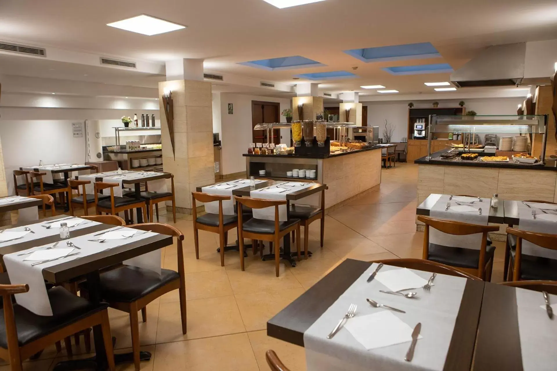 Restaurant/Places to Eat in Hotel Màgic Andorra