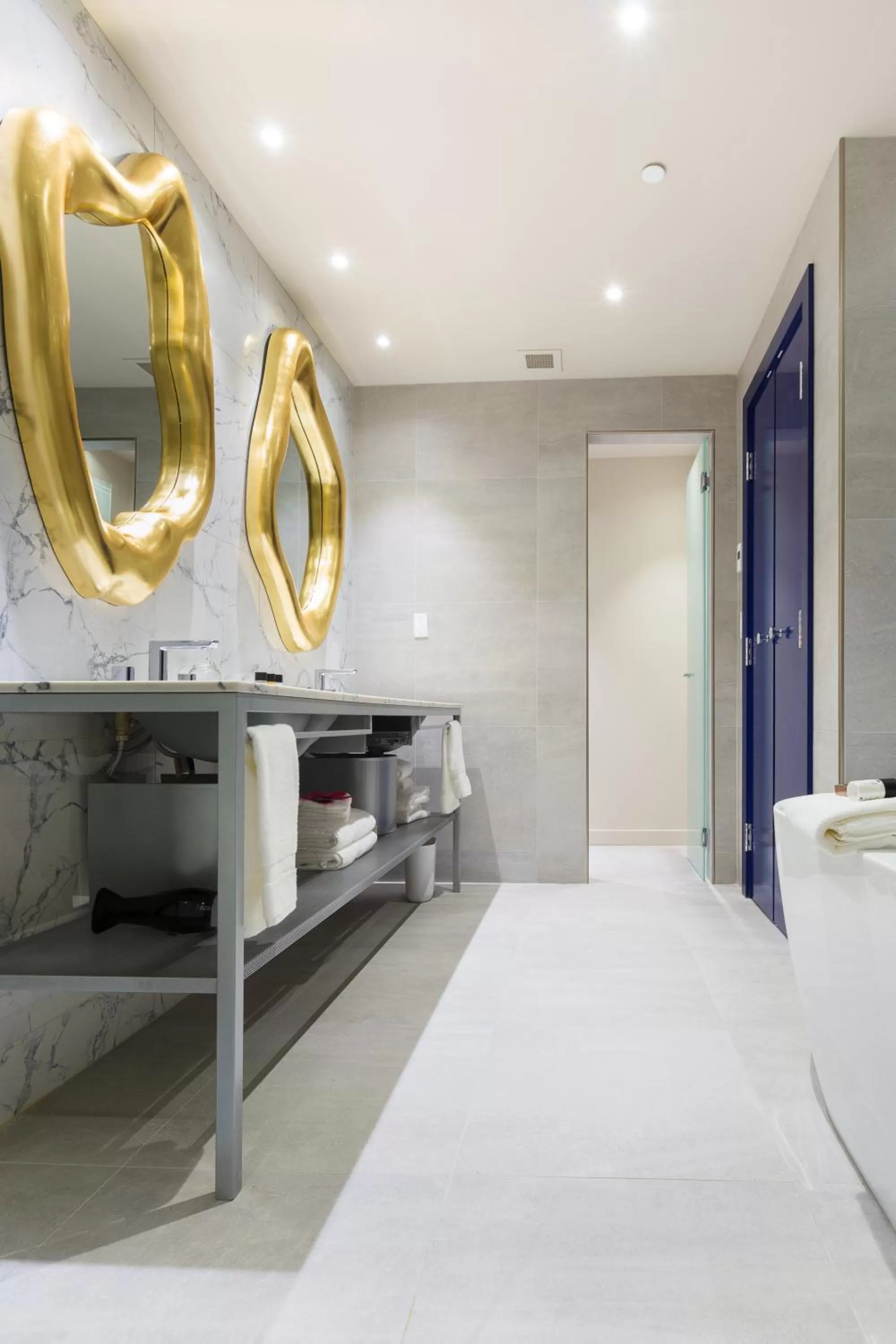 Bathroom, Bed in Monsieur Jean - Hôtel Particulier