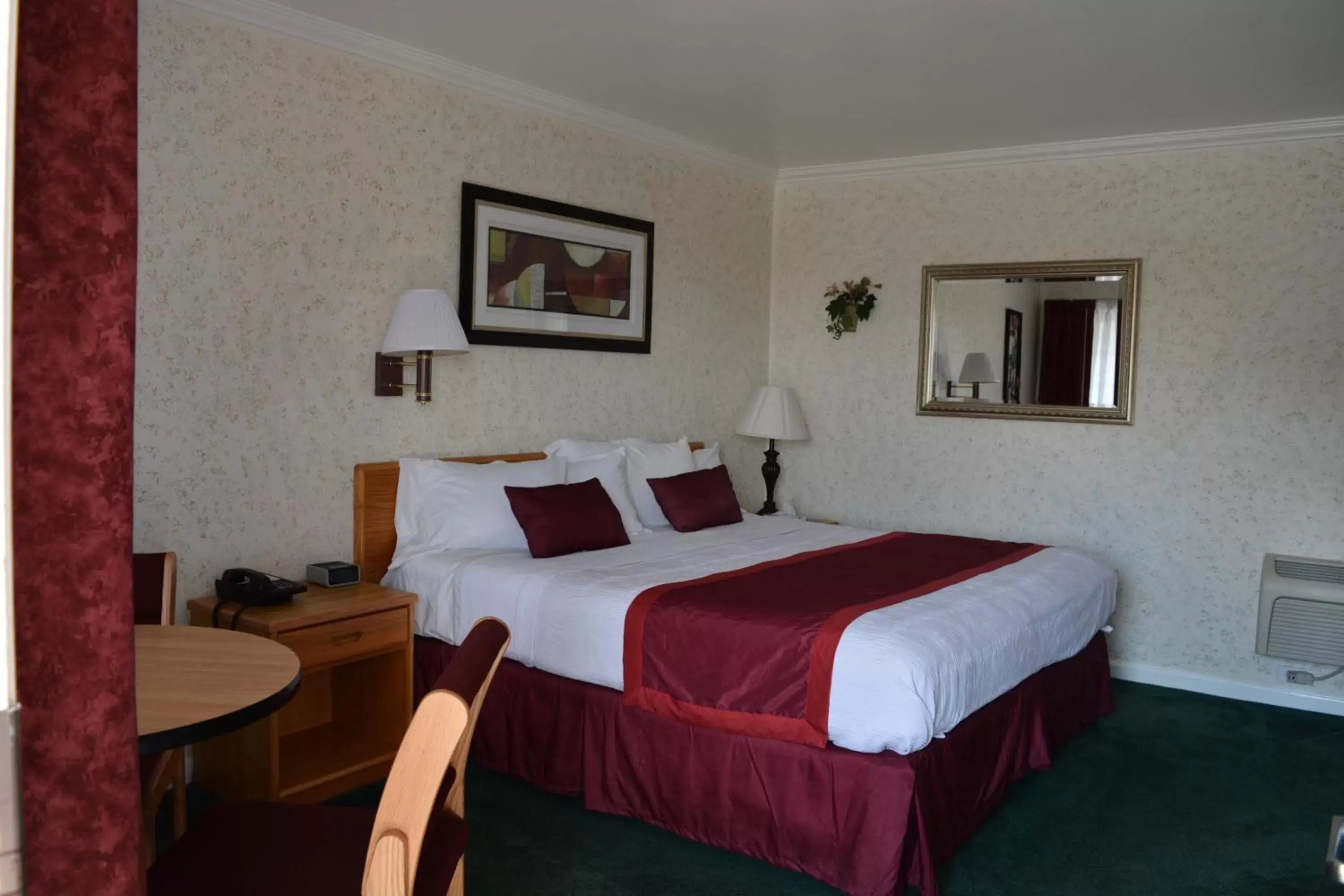 Photo of the whole room, Bed in Travelers Inn