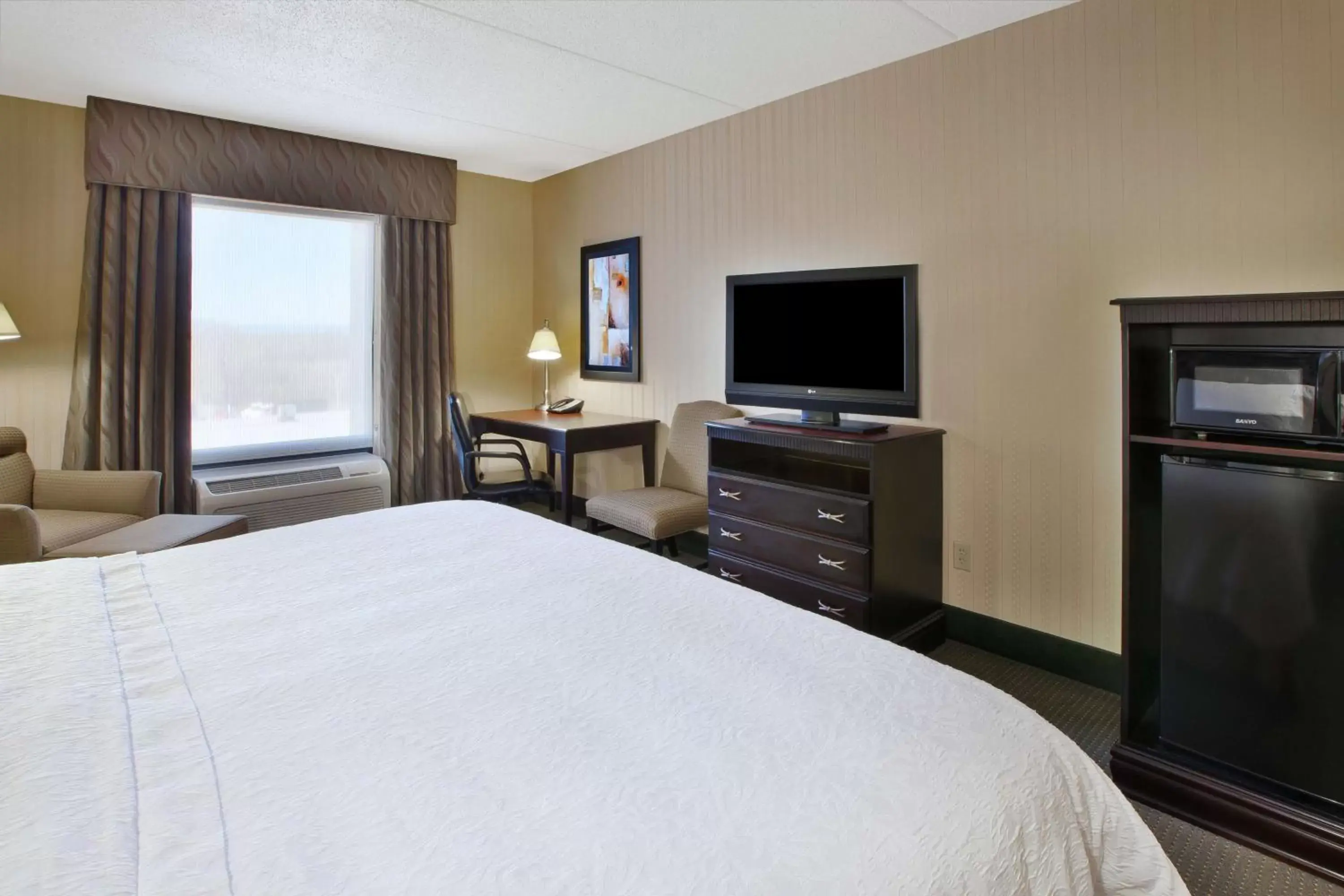 Bedroom, TV/Entertainment Center in Hampton Inn & Suites Plattsburgh