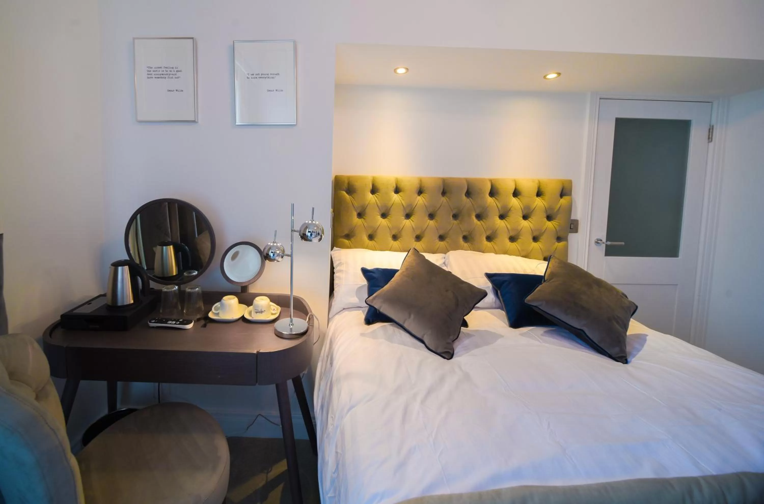 Coffee/tea facilities, Bed in The Strand Hotel, the former residence of Oscar Wilde