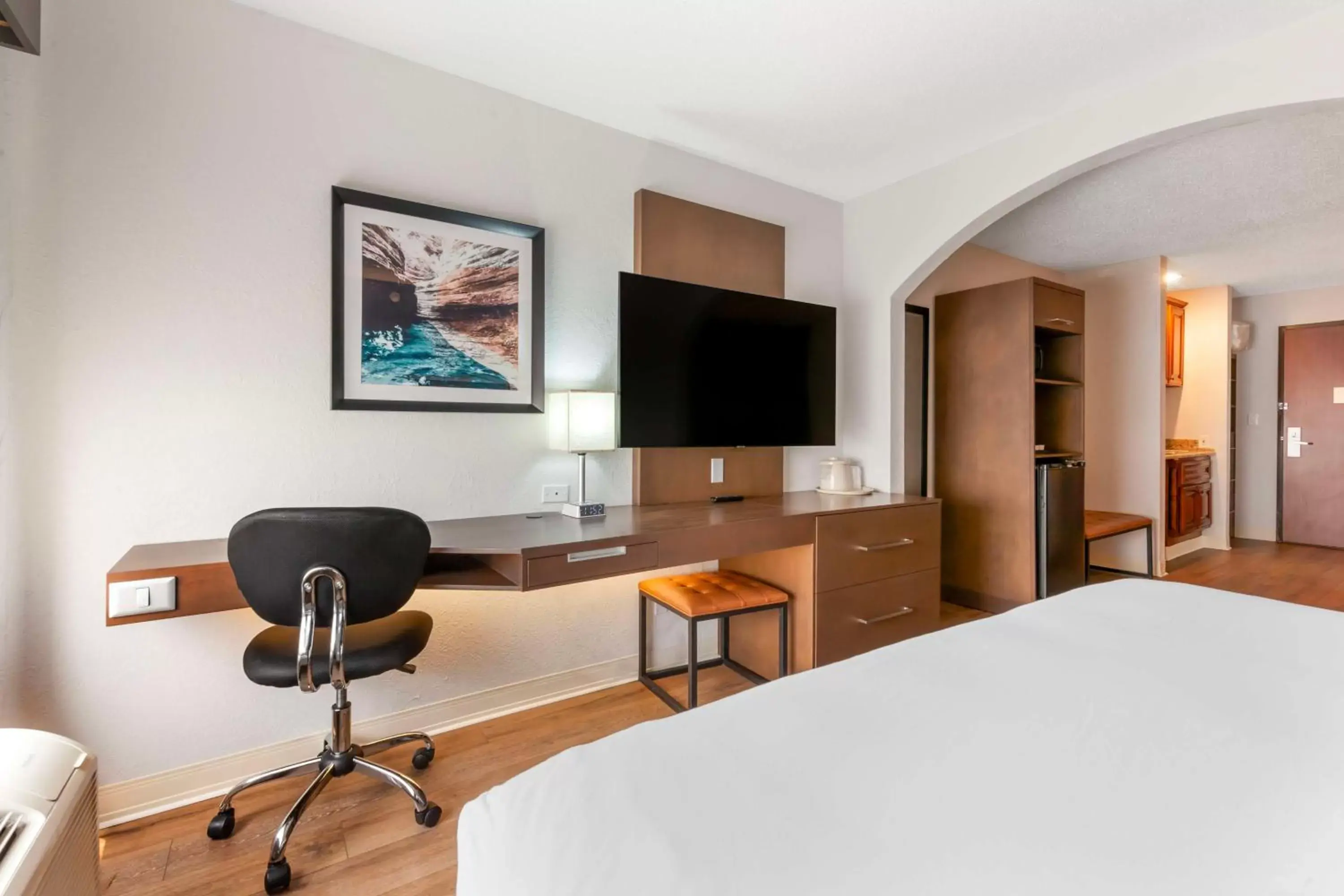 Bedroom, TV/Entertainment Center in Best Western Sycamore Inn