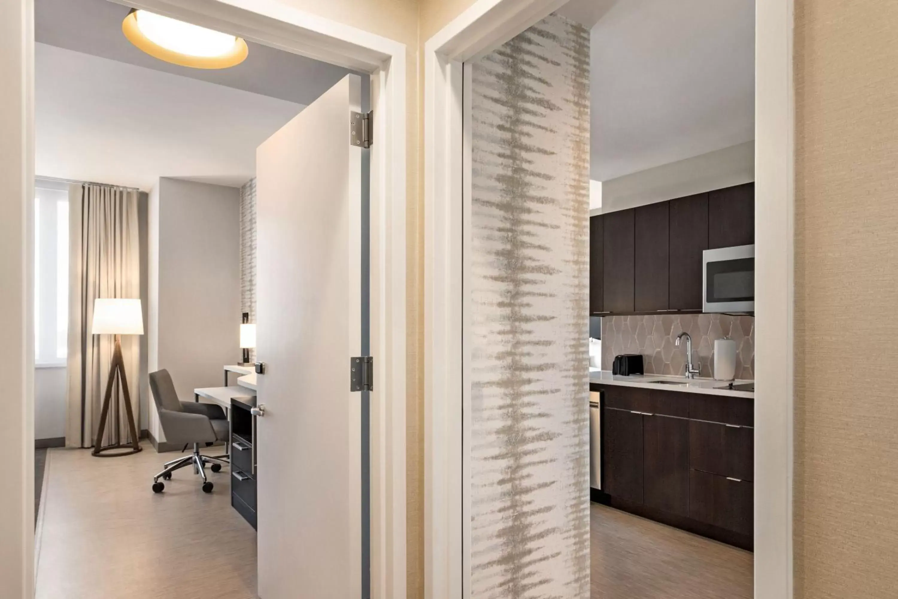 Photo of the whole room, Kitchen/Kitchenette in Residence Inn by Marriott New York JFK Airport