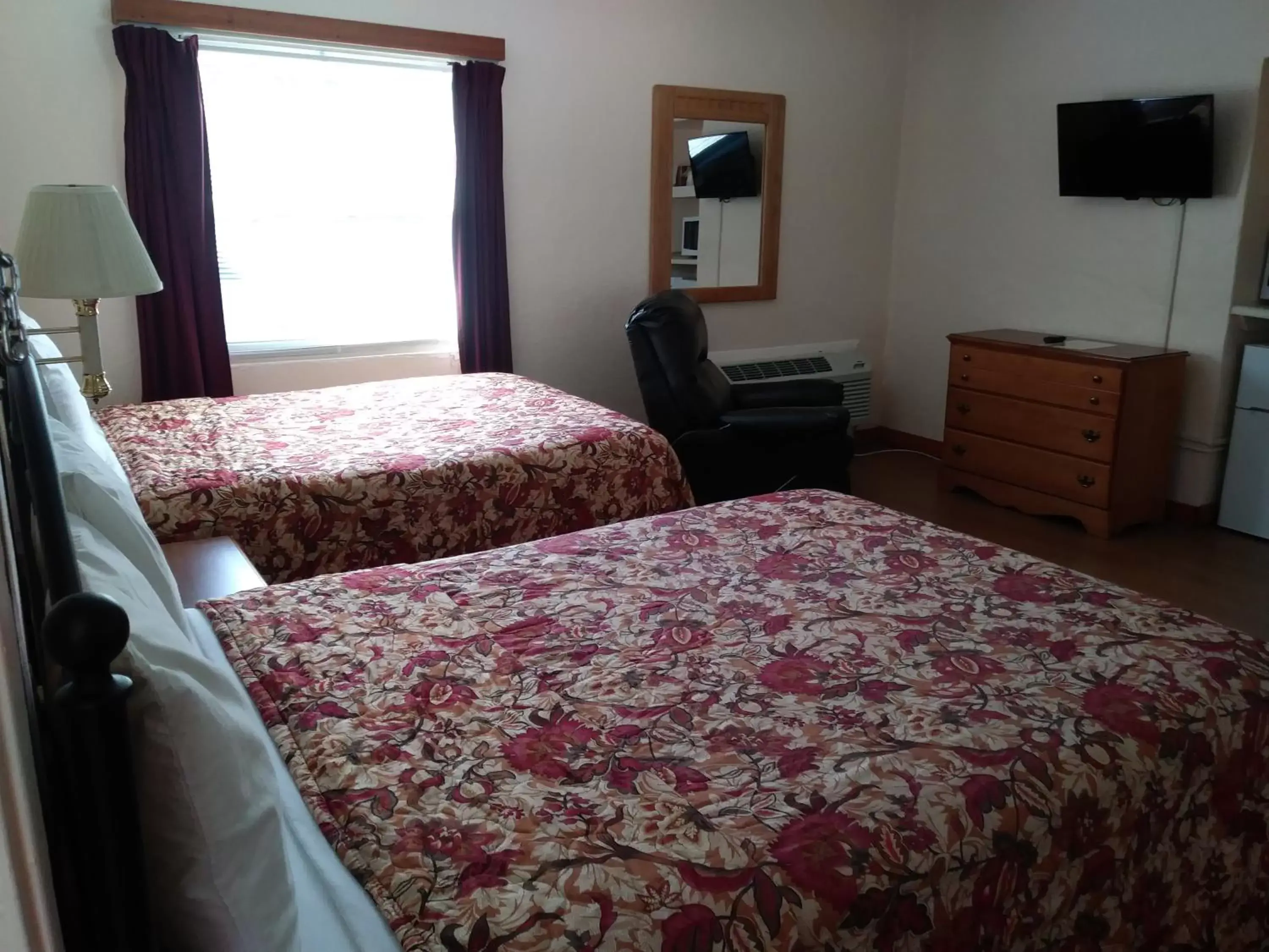 Double Room with Two Double Beds with River View in Riverbend Lodging Double Room with Two Double Beds with River View in Riverbend Lodging