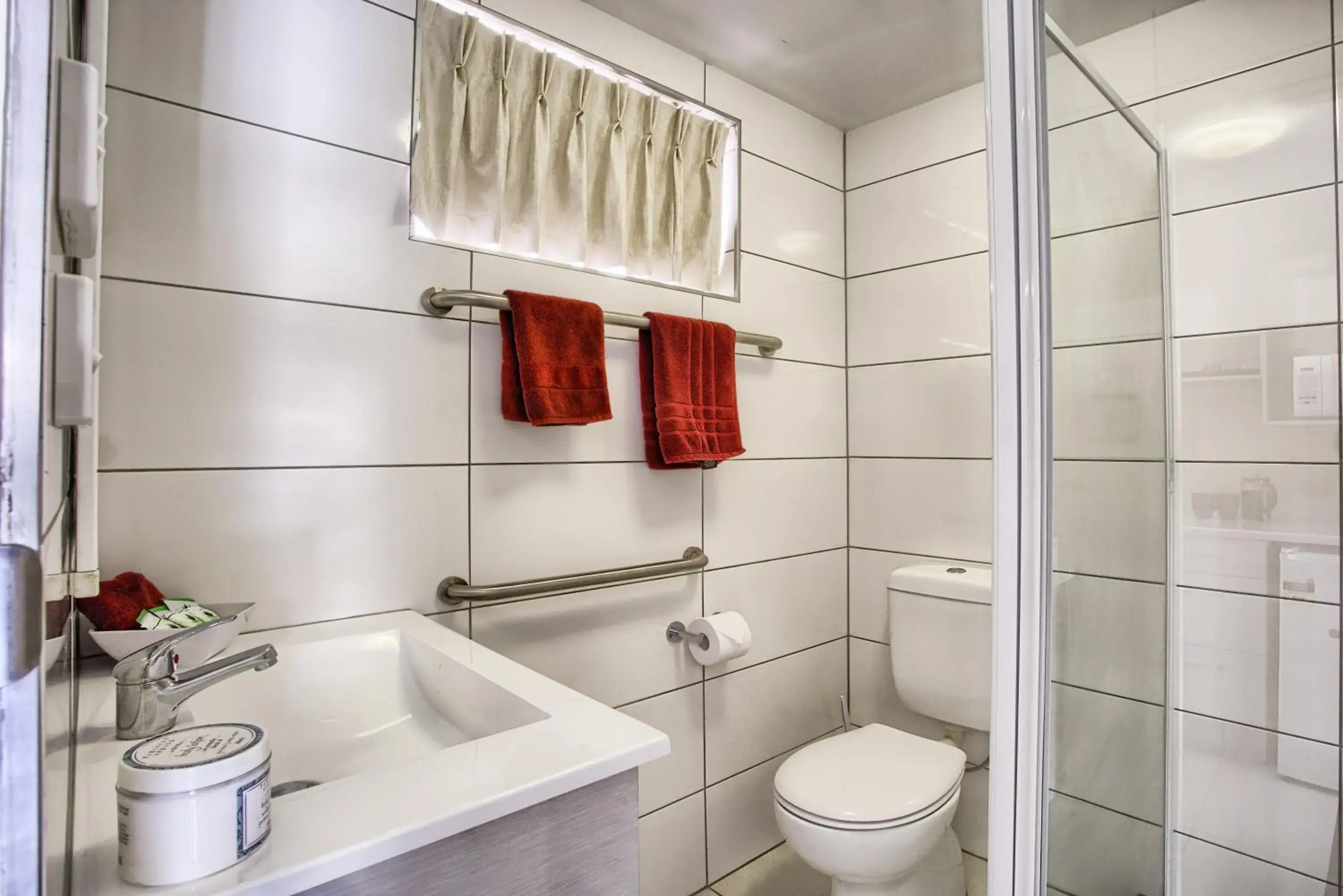 Bathroom in Hibiscus Motel