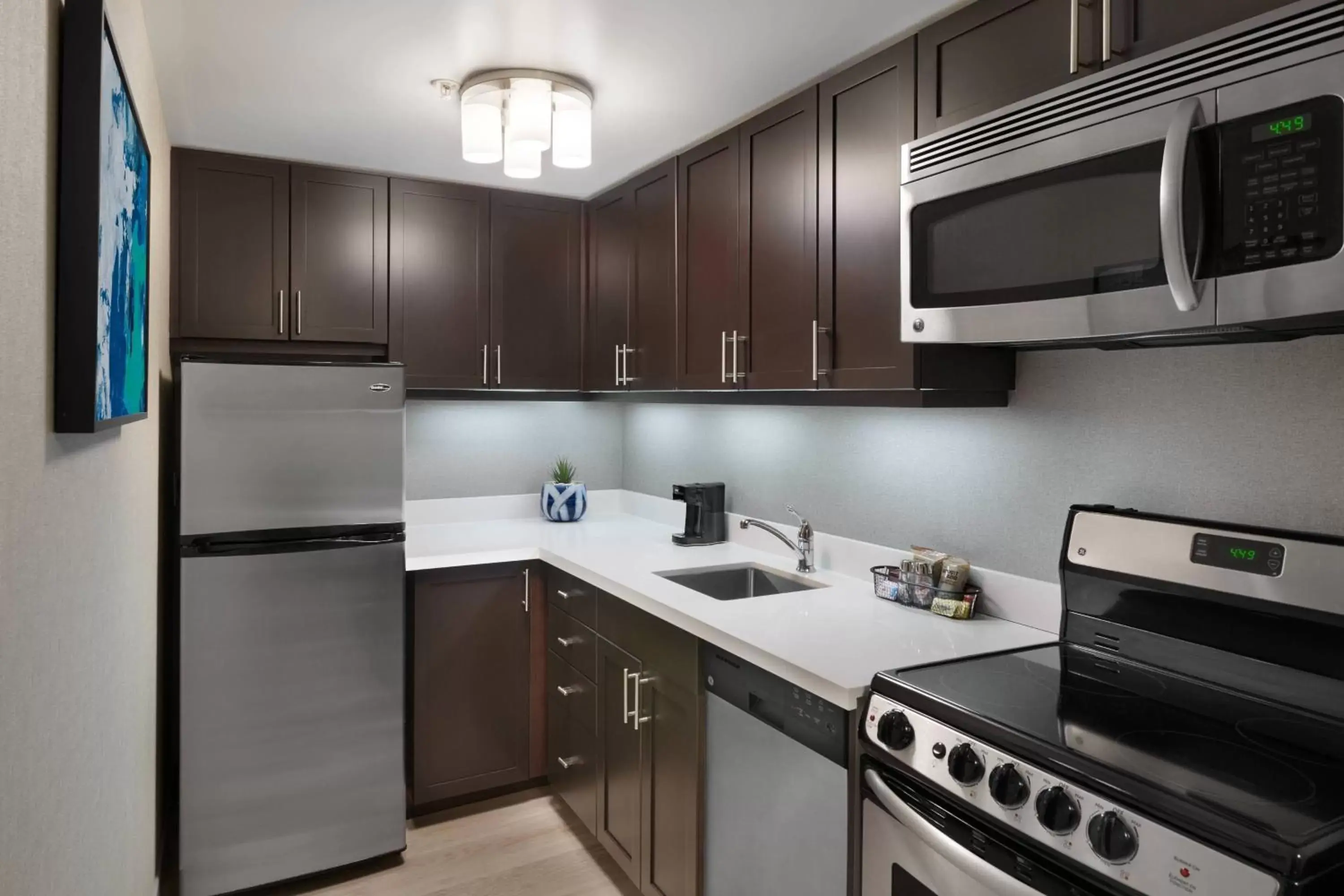 Bedroom, Kitchen/Kitchenette in TownePlace Suites by Marriott Mississauga-Airport Corporate Centre