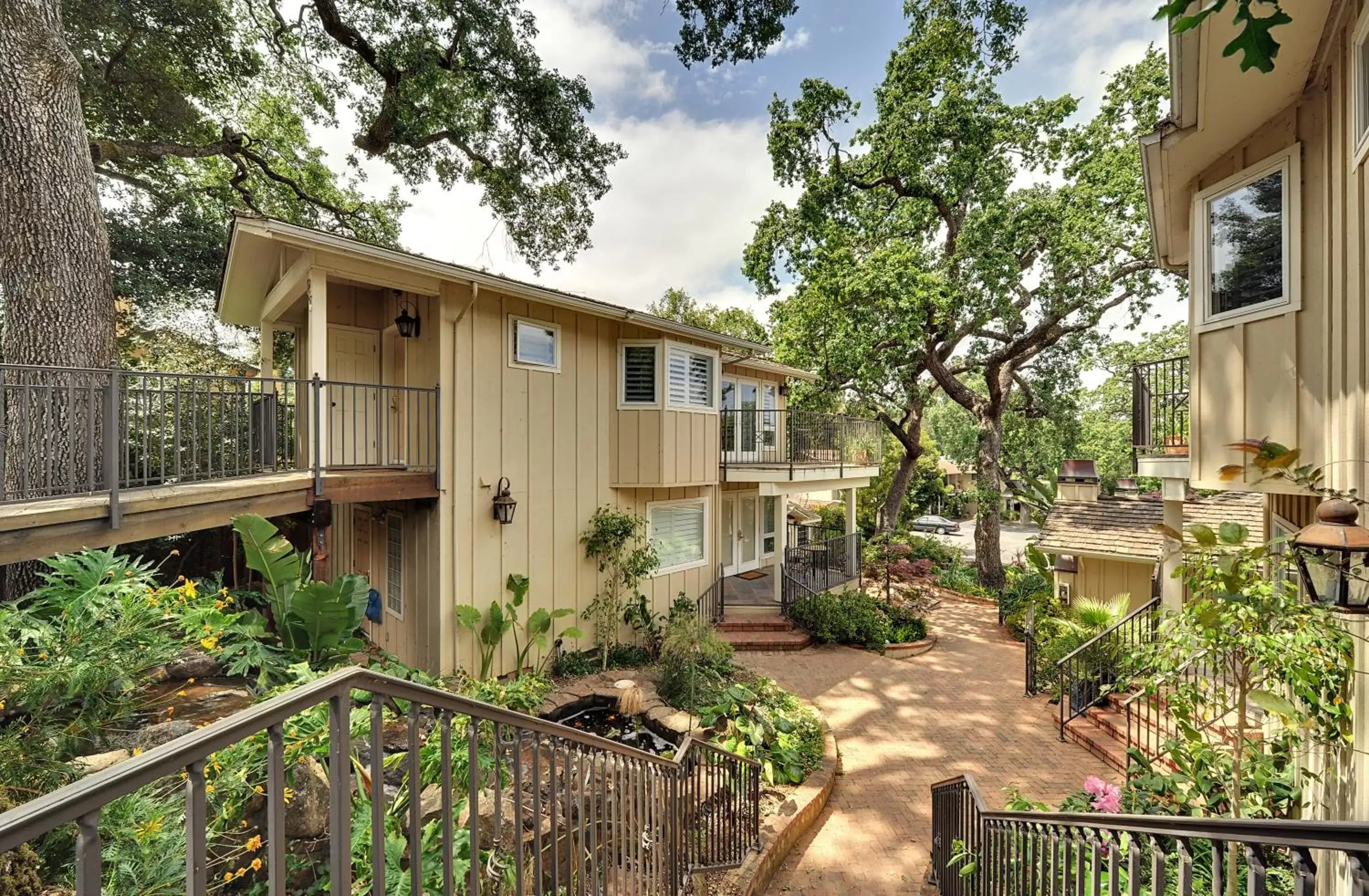 Property Building in Saratoga Oaks Lodge