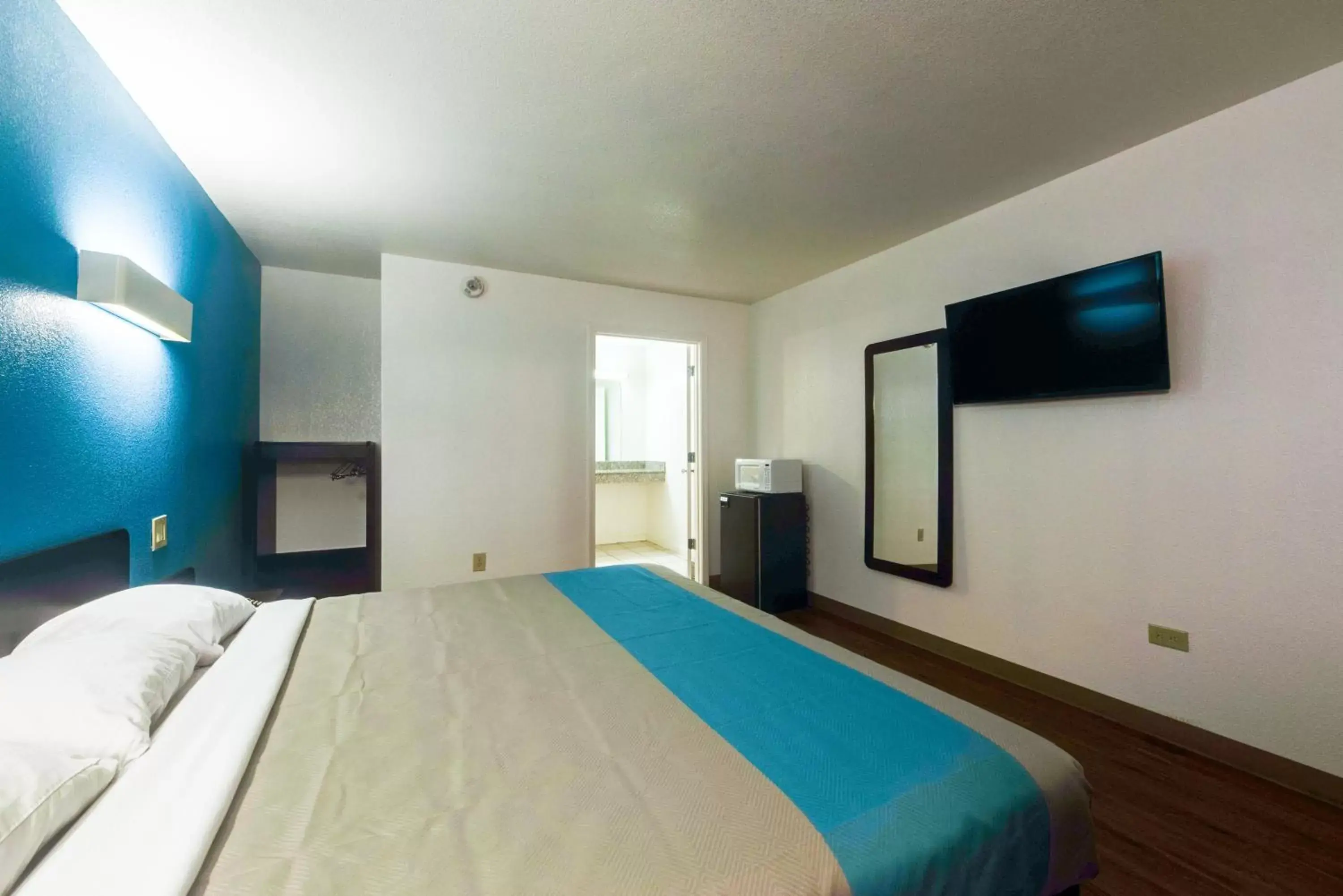 Bedroom, Bed in Motel 6-Kingston, TN Bedroom, Bed in Motel 6-Kingston, TN