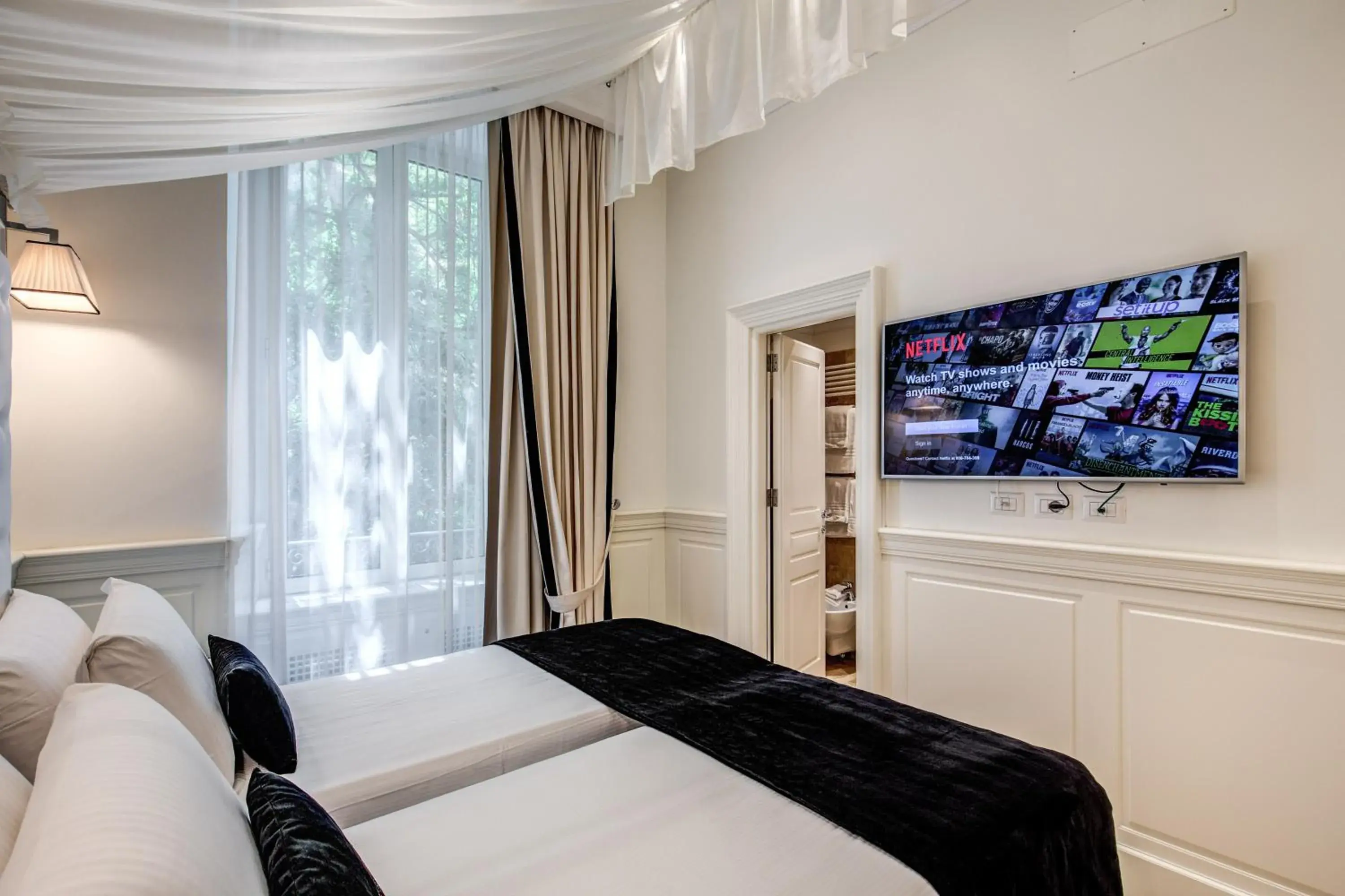 TV and multimedia, Bed in Hotel dei Quiriti Suite