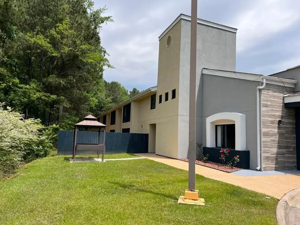 Property Building in Rodeway Inn Tuscaloosa near University