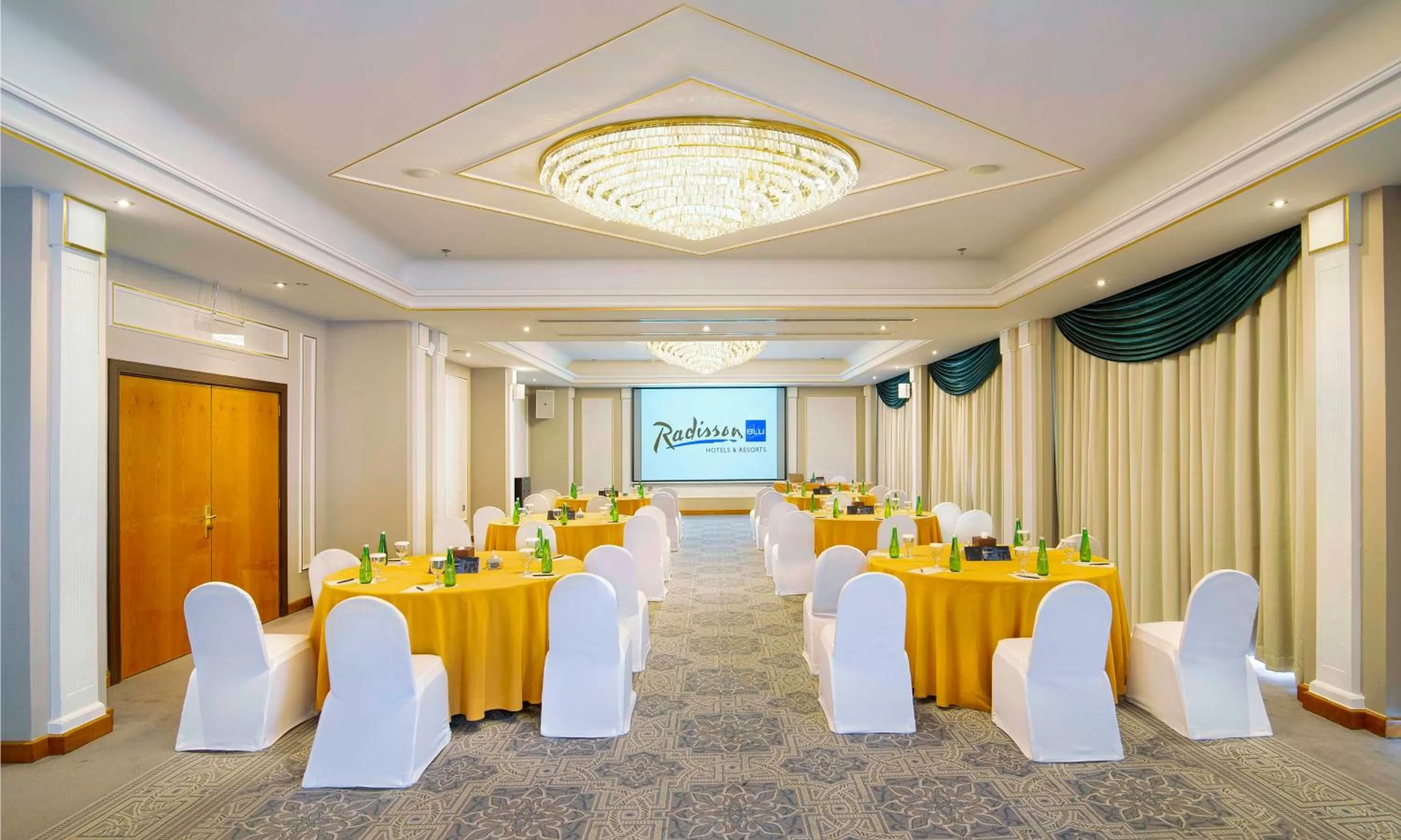 Meeting/conference room in Radisson Blu Hotel & Resort, Al Ain