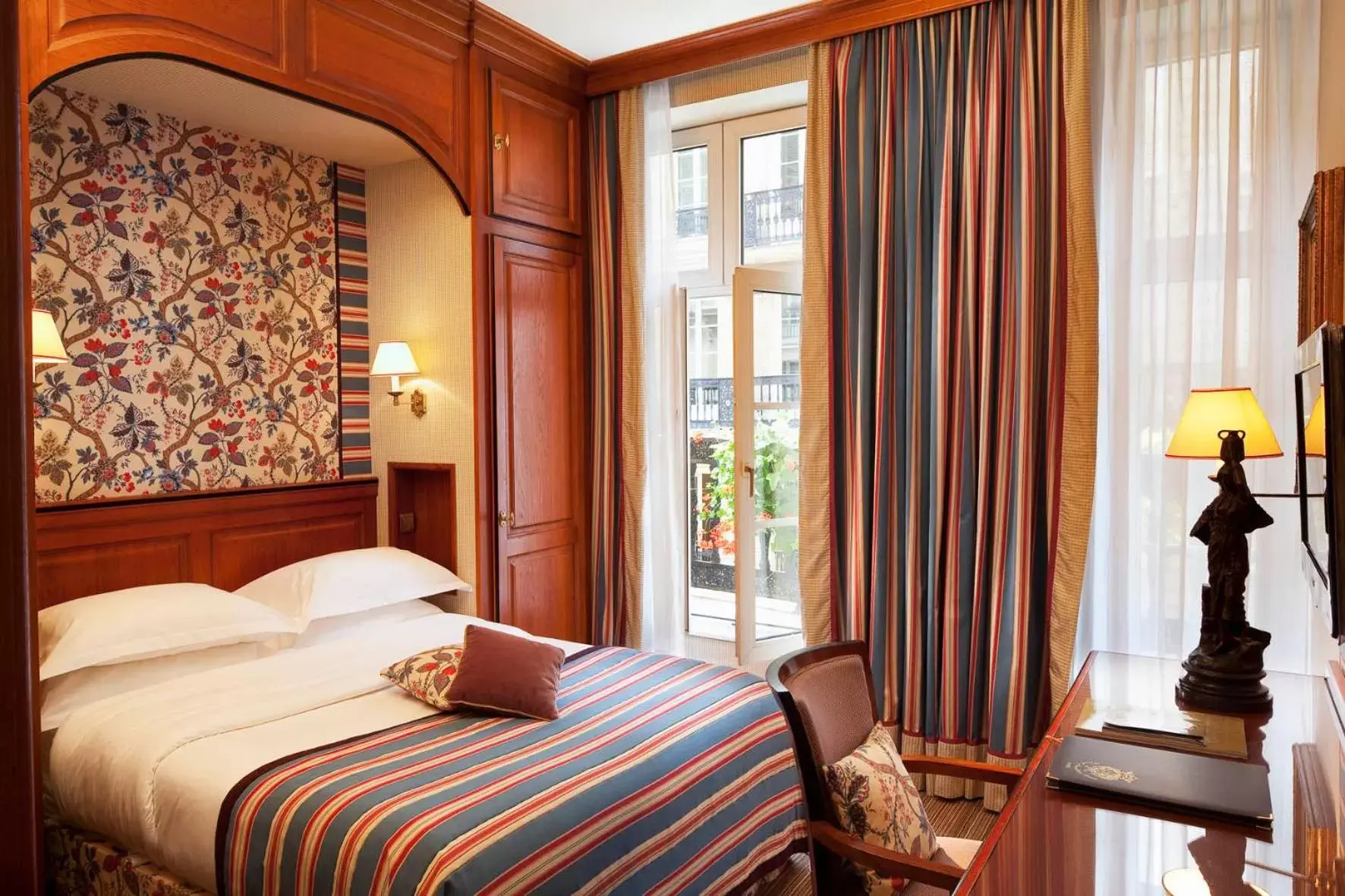 Bed in Hôtel Horset Opéra, Best Western Premier Collection