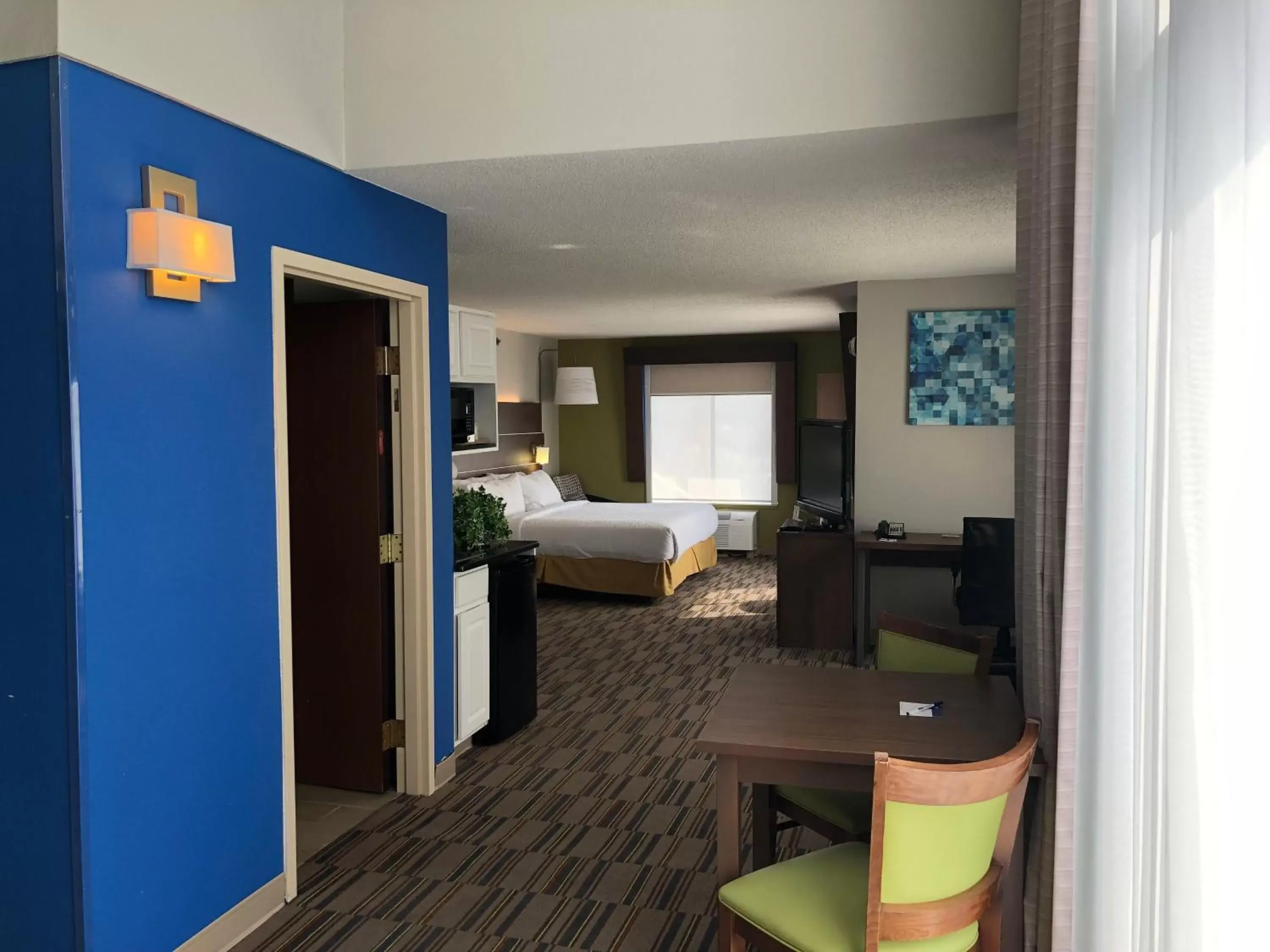 Photo of the whole room, Bed in Holiday Inn Express and Suites - Quakertown, an IHG Hotel