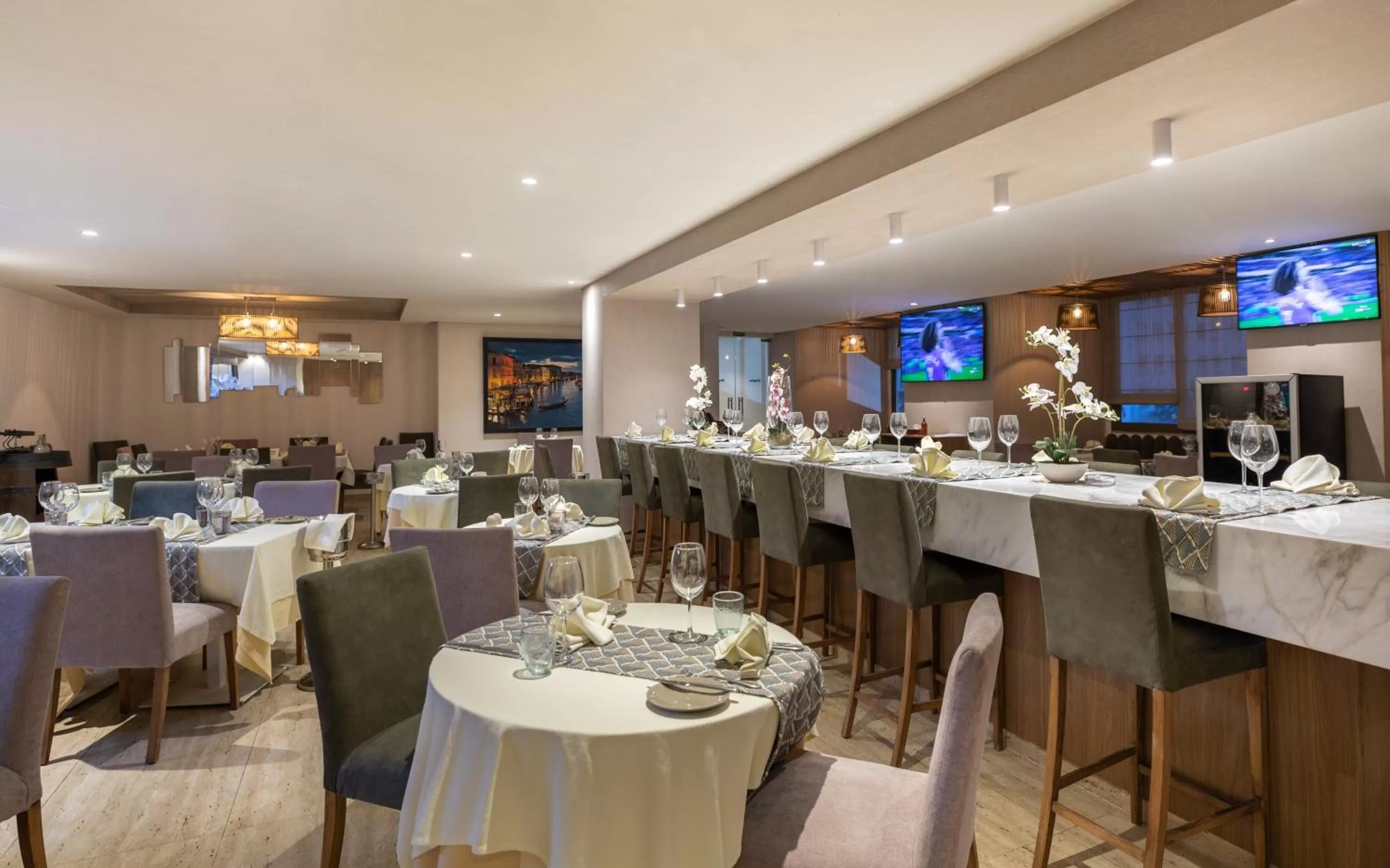 Restaurant/places to eat in Golden Tulip El Mechtel