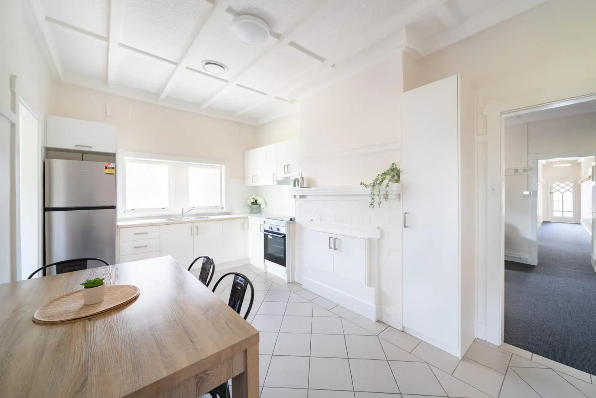 Kitchen or kitchenette, Kitchen/Kitchenette in Heritage Inn Bathurst