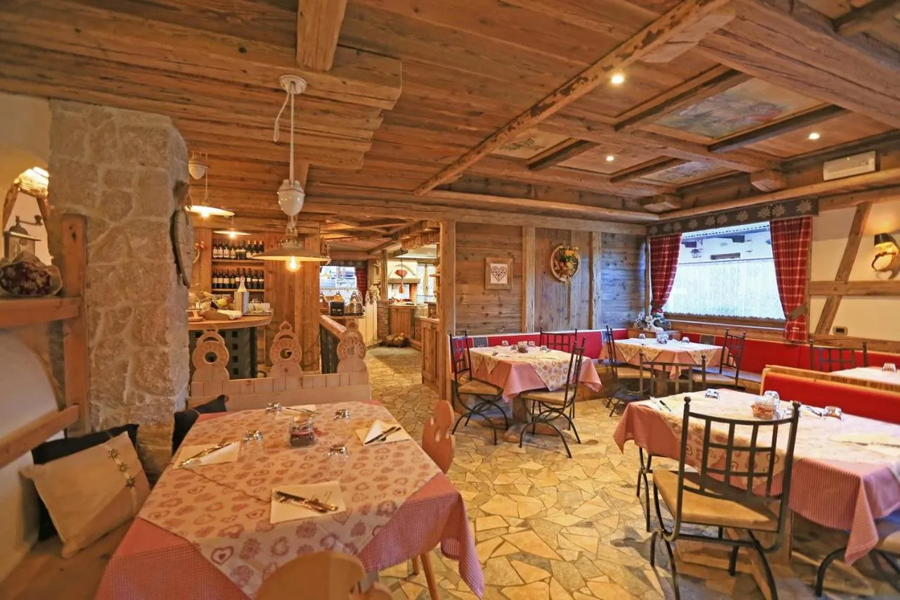 Dining area in Garnì Ladin