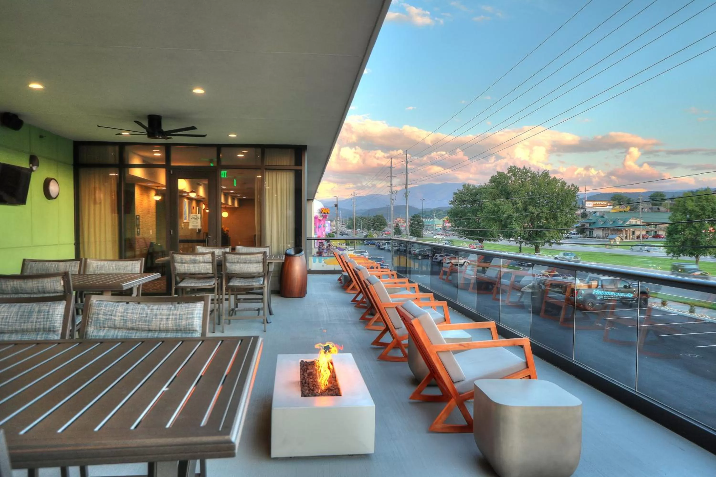 Lobby or reception in Holiday Inn & Suites Pigeon Forge Convention Center by IHG