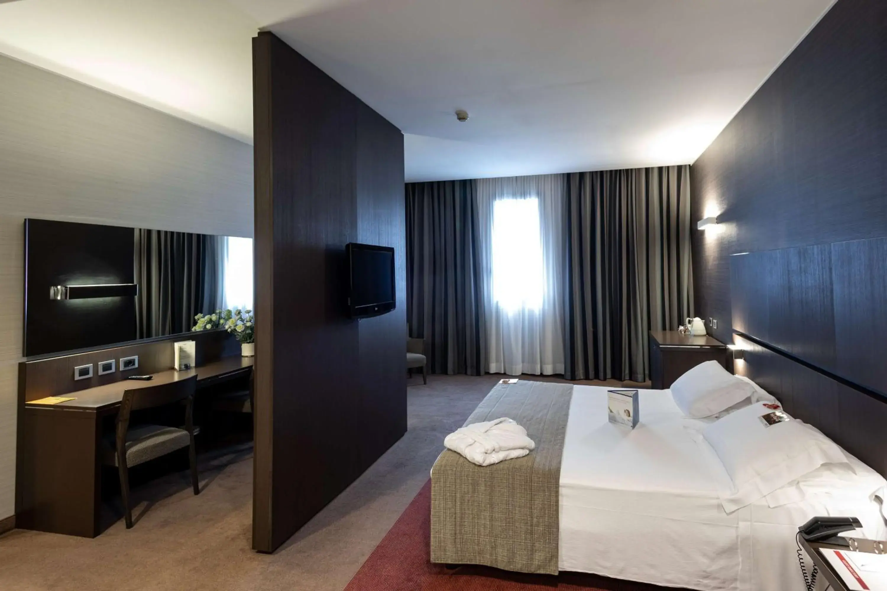 Bedroom, TV/Entertainment Center in Best Western Premier Hotel Monza E Brianza Palace