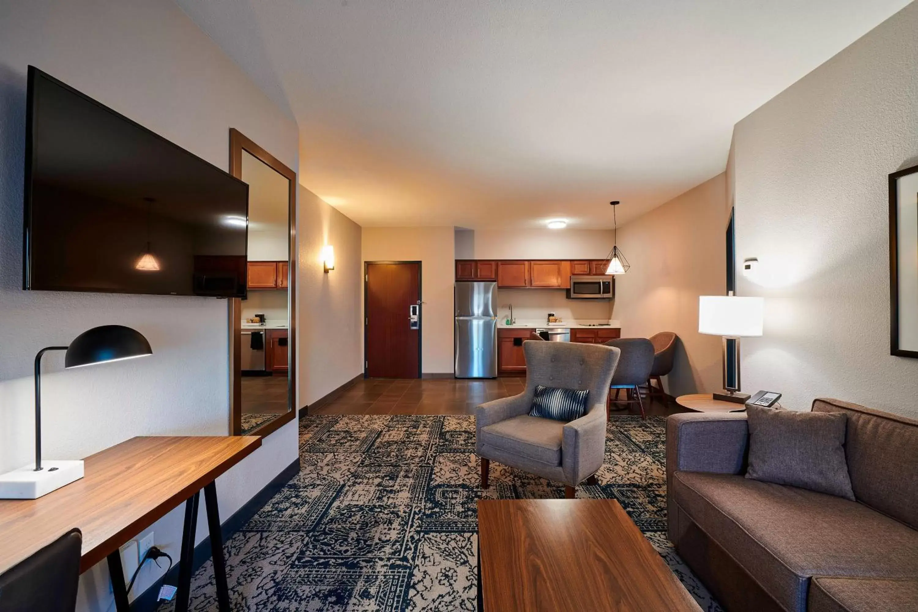 Bedroom, Seating Area in Four Points by Sheraton Cleveland-Eastlake