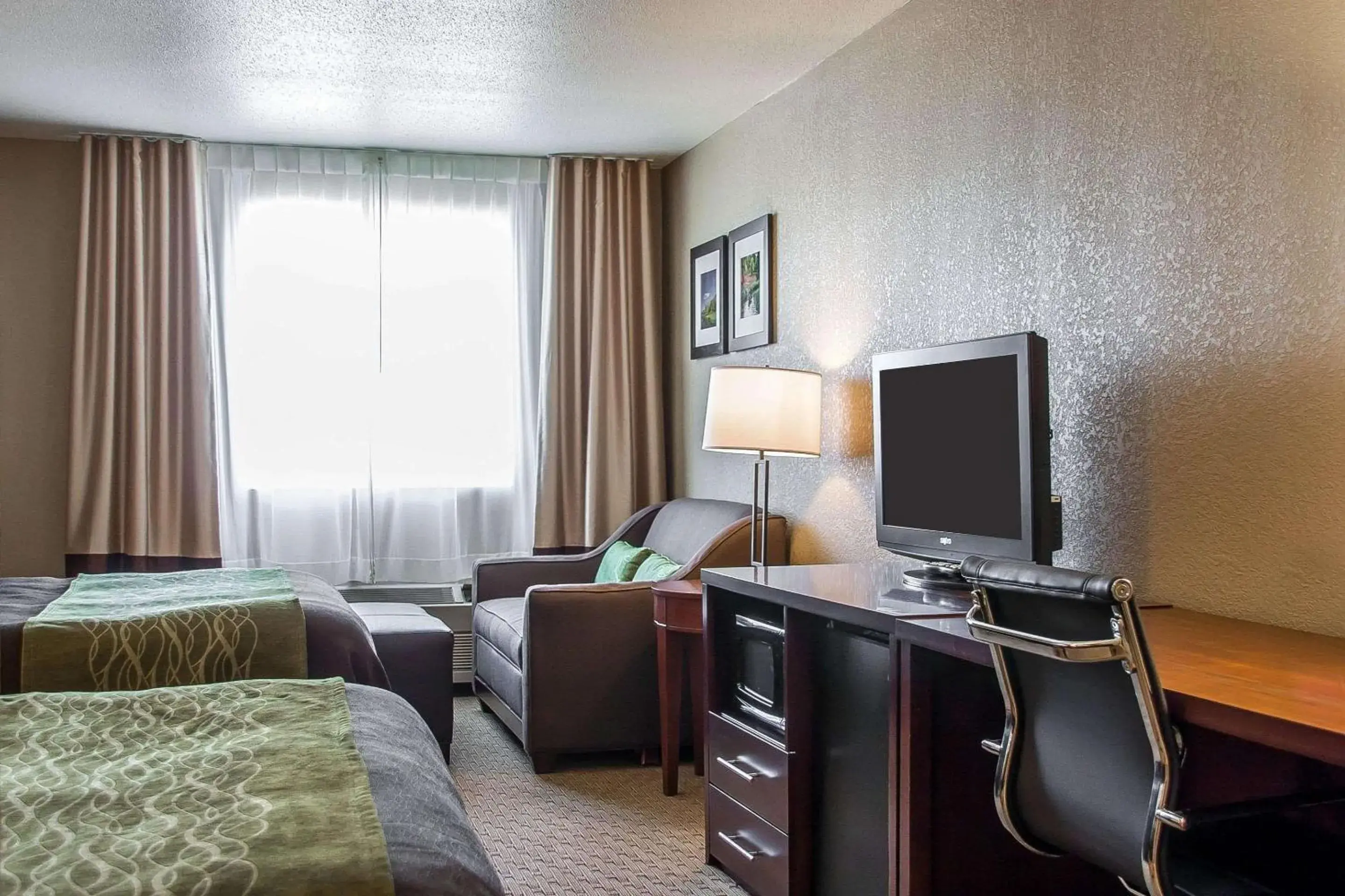 Photo of the whole room, TV/Entertainment Center in Comfort Inn Fergus Falls