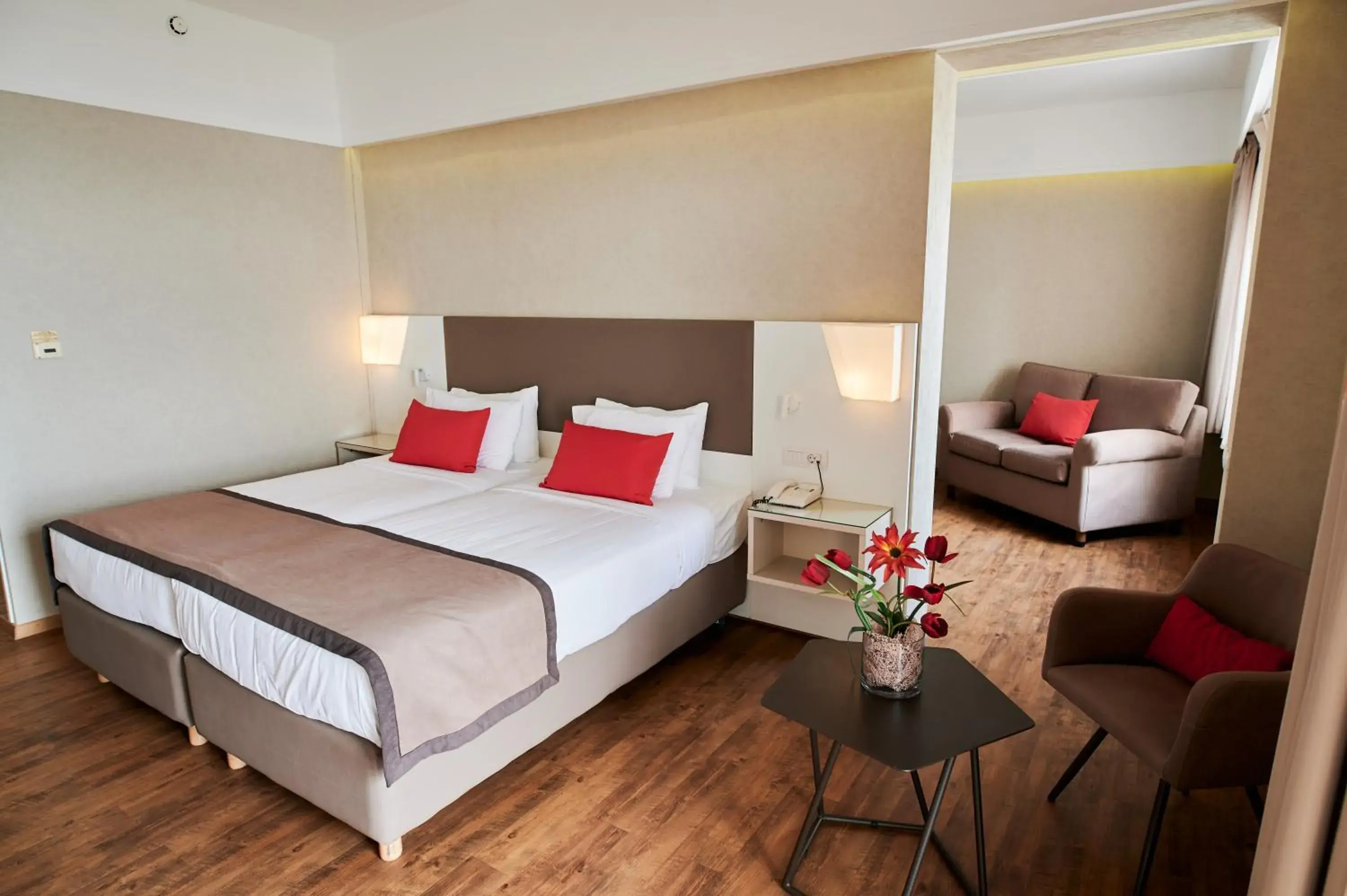 Bedroom, Bed in Ramada Plaza Thraki