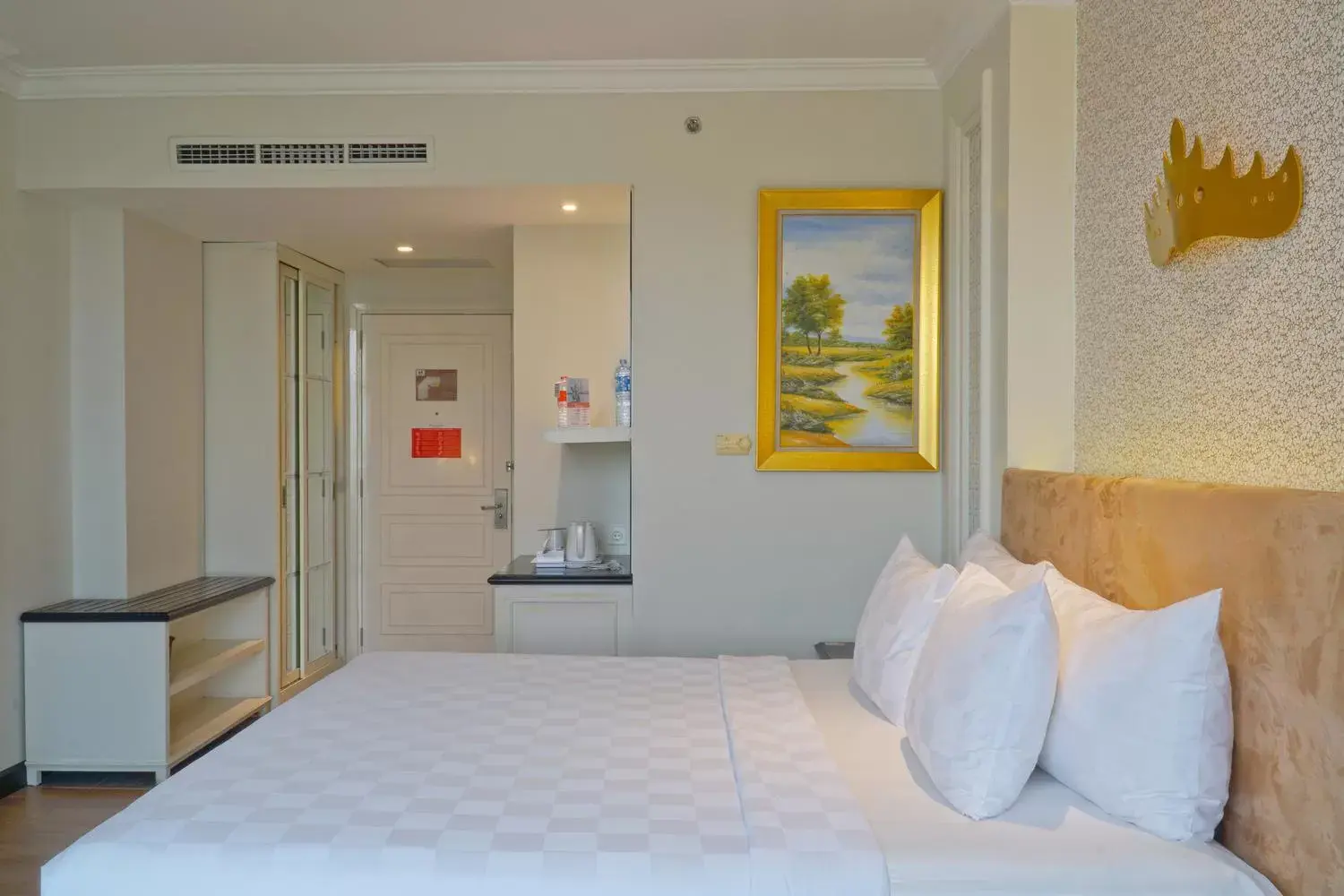 Bedroom, Bed in Swiss-Belhotel Lampung