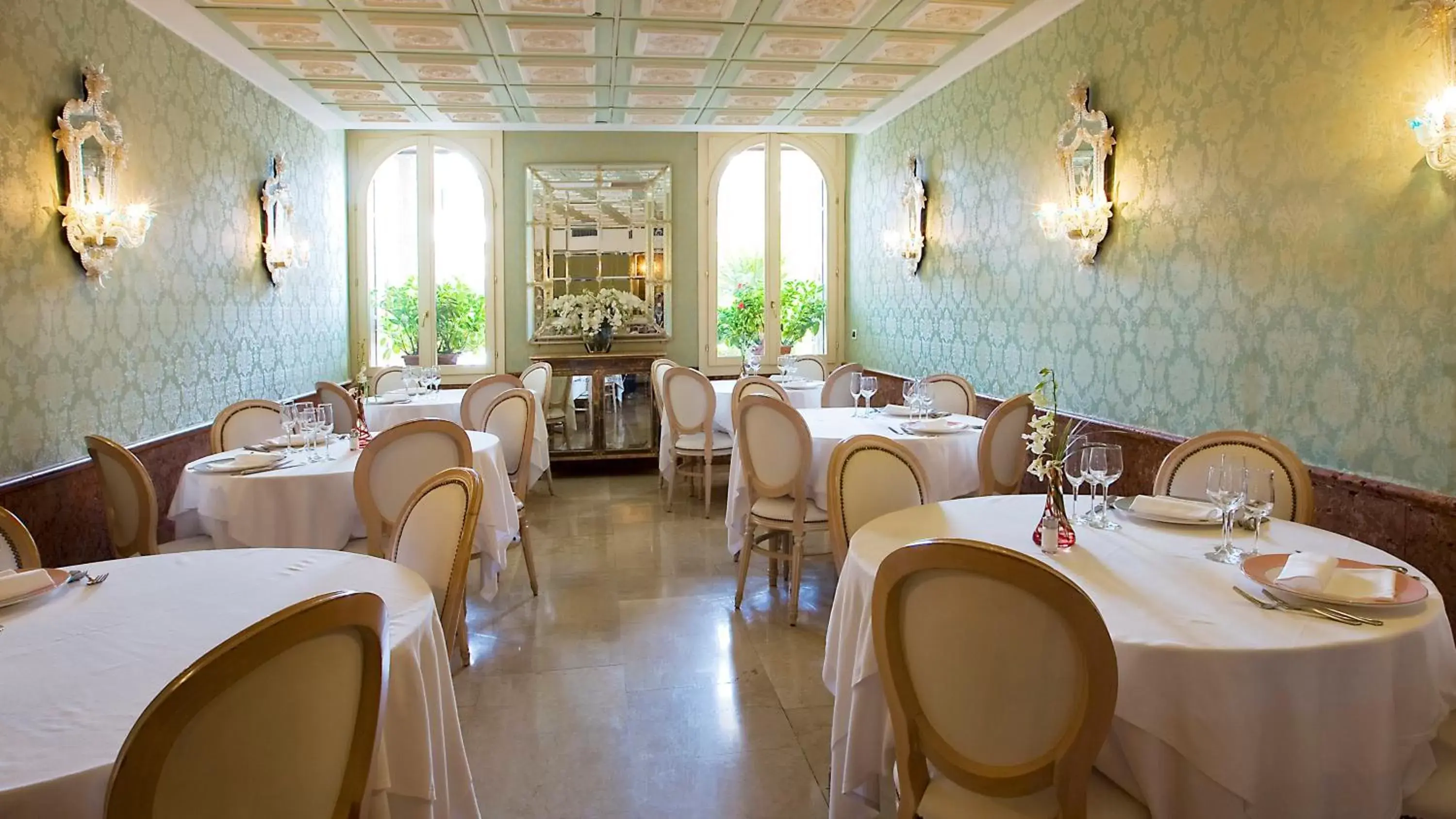 Restaurant/Places to Eat in Hotel Principe