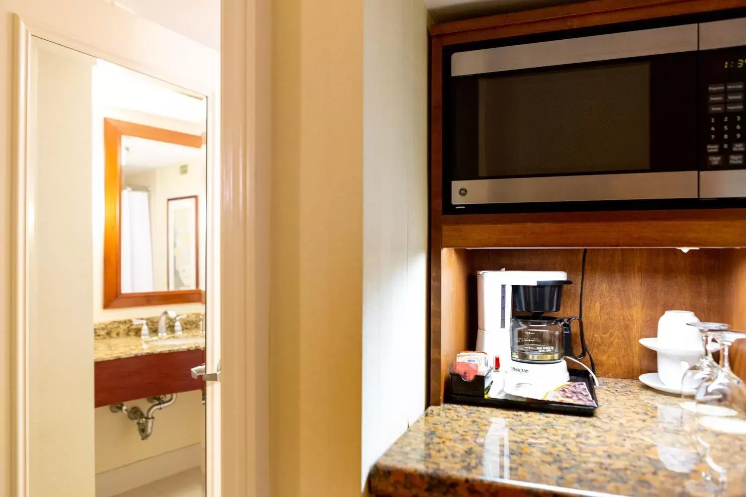 Kitchen or kitchenette, Bathroom in San Carlos Hotel New York