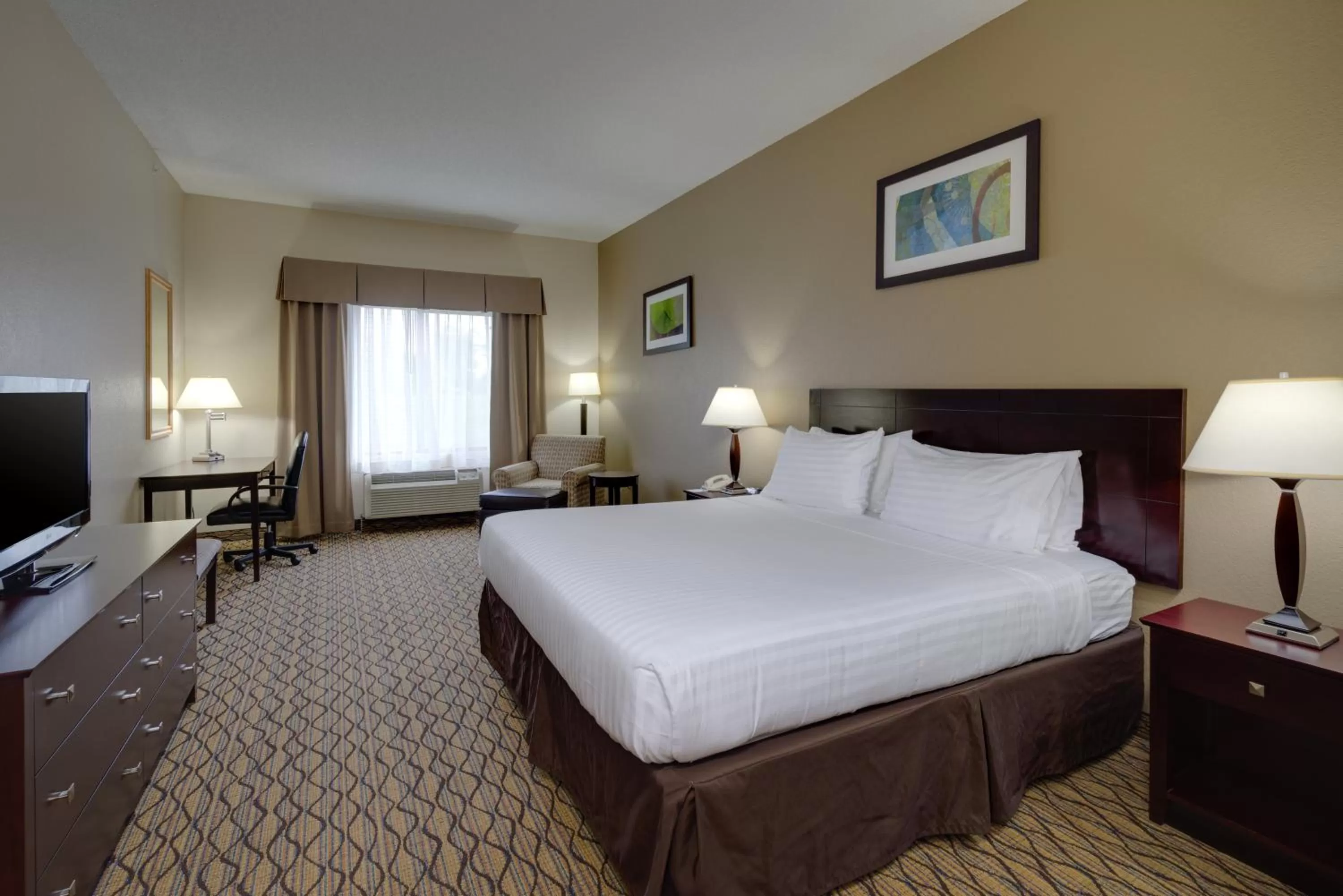Photo of the whole room, Bed in Holiday Inn Express Charles Town by IHG