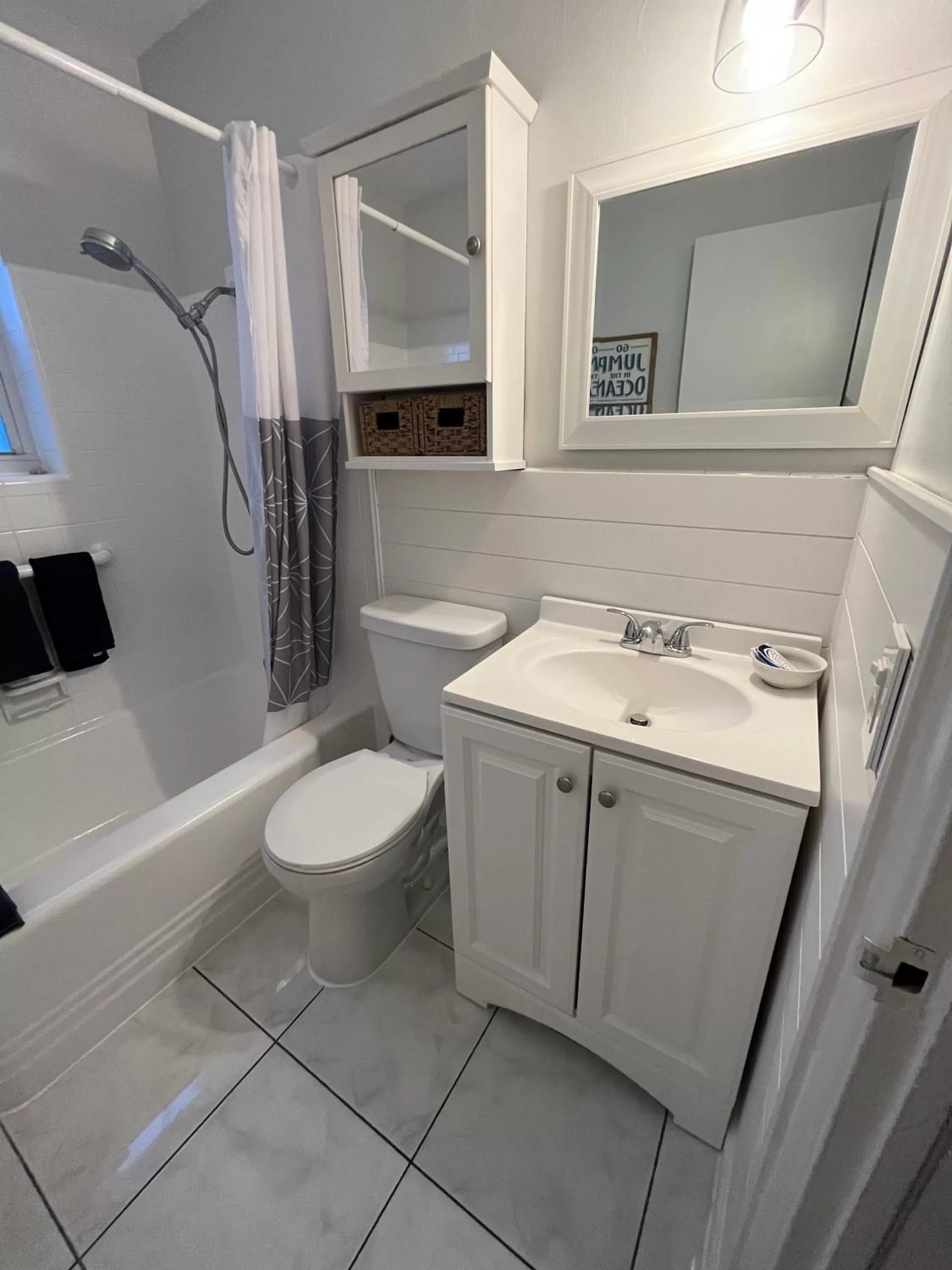 Shower in 4145 By The Sea Inn & Suites