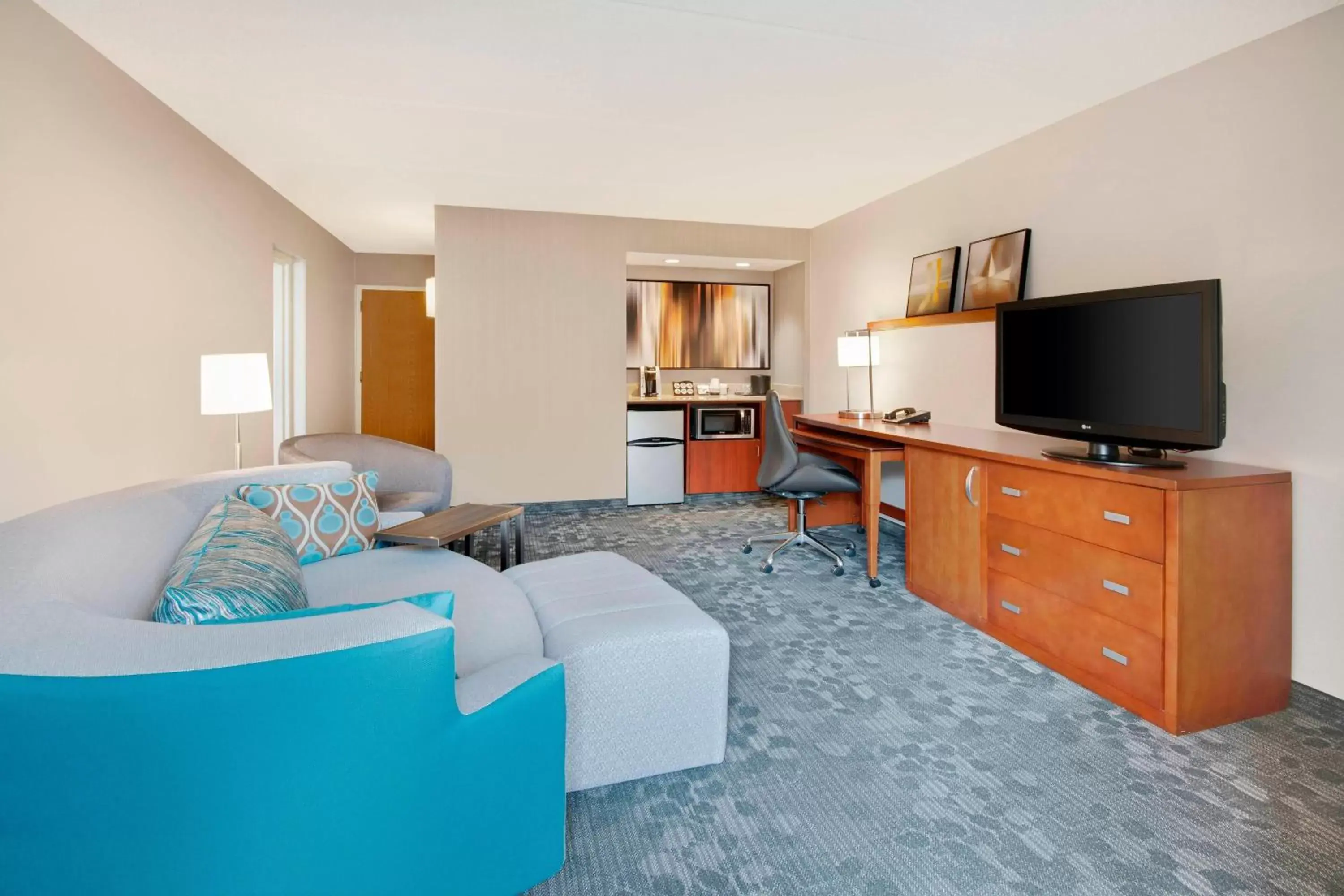 Bedroom, TV/Entertainment Center in Courtyard by Marriott Savannah Midtown