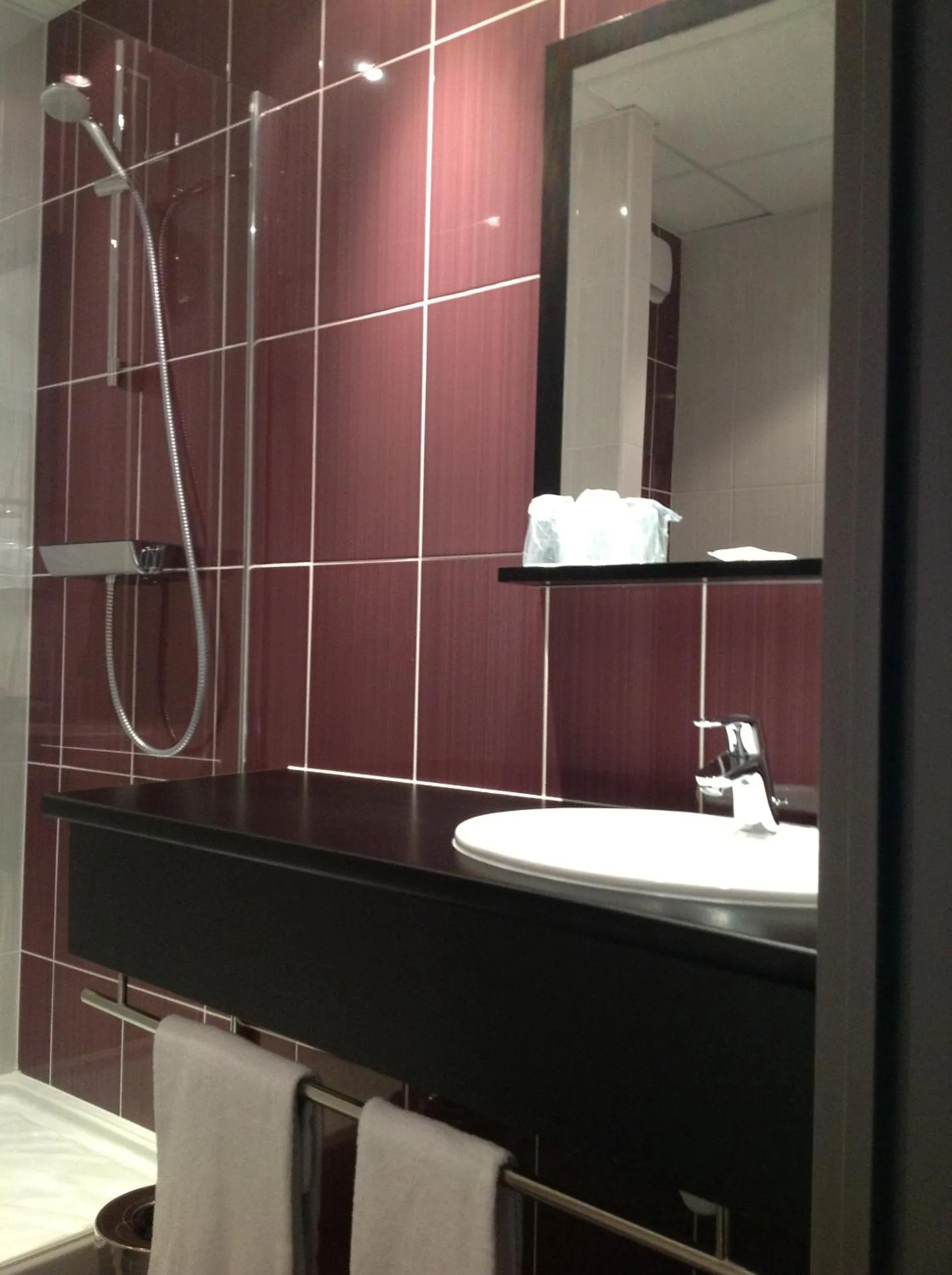 Bathroom in The Originals City, Hôtel des Lys, Dreux